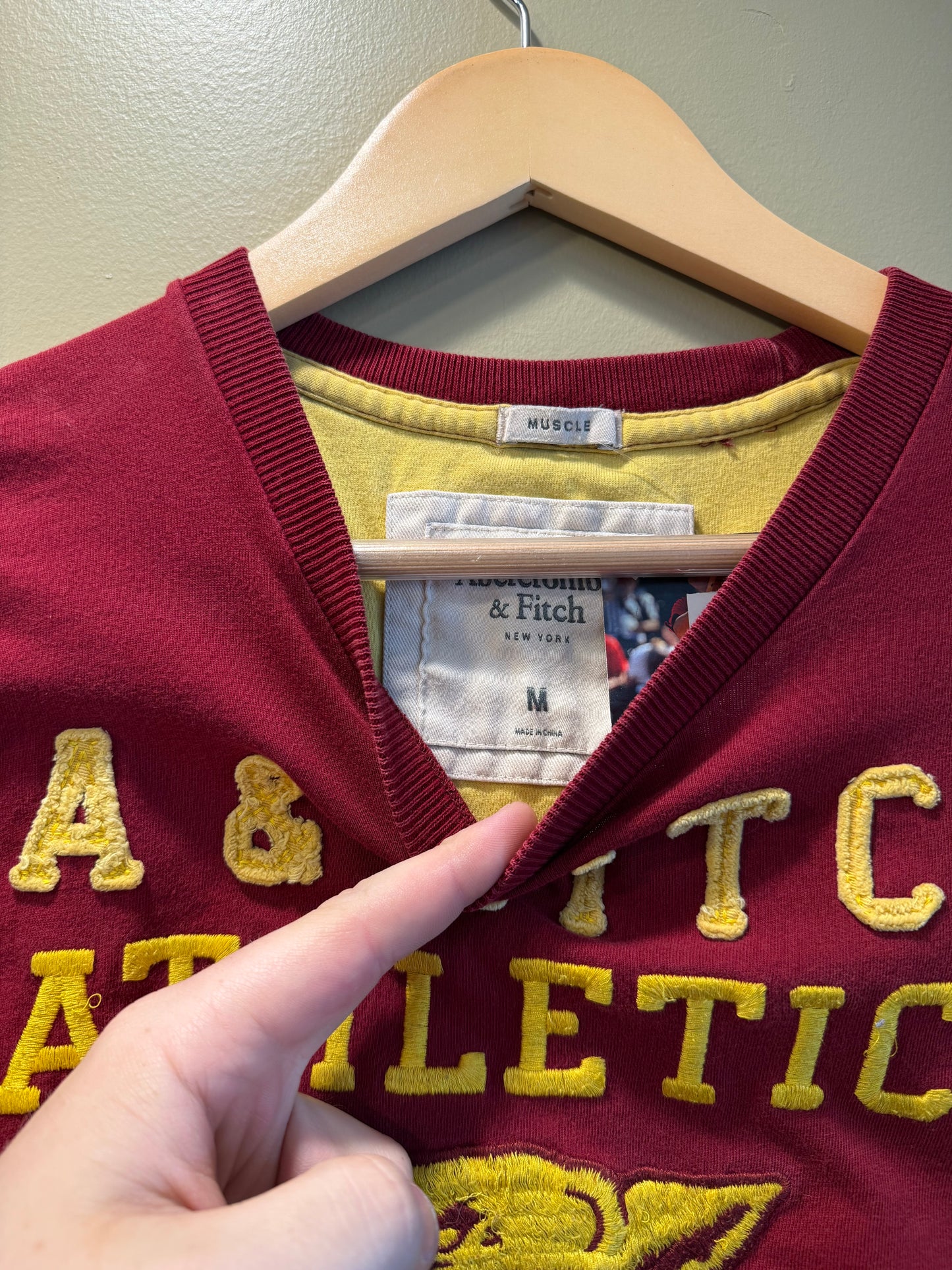 Vintage Y2K Abercrombie & Fitch Athletics T-Shirt- M
