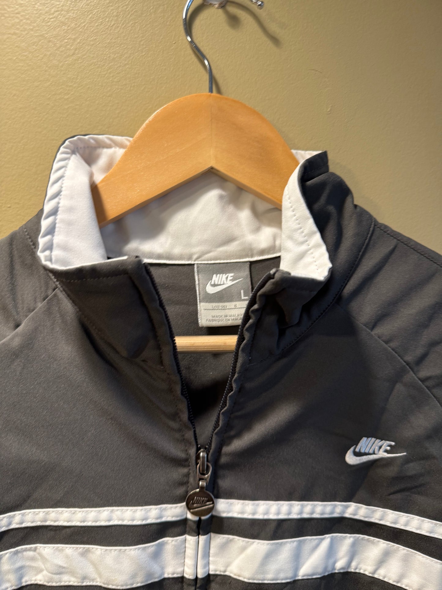 Vintage Y2K Gray Nike Windbreaker Jacket- M/L