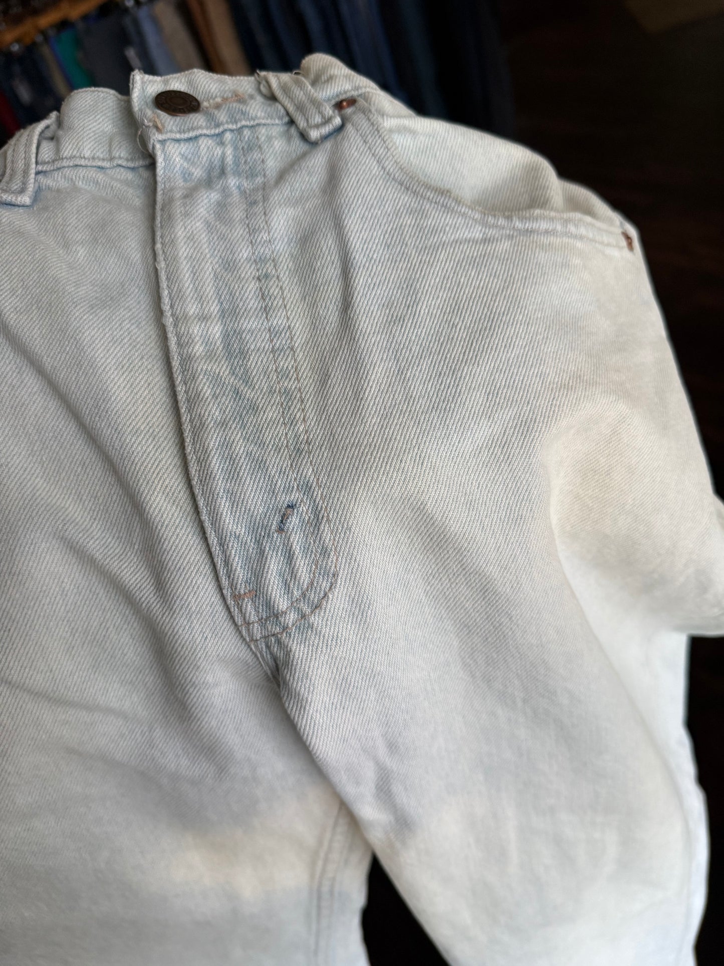 Vintage Levi’s 505 Light Wash Denim Jeans- 31x32