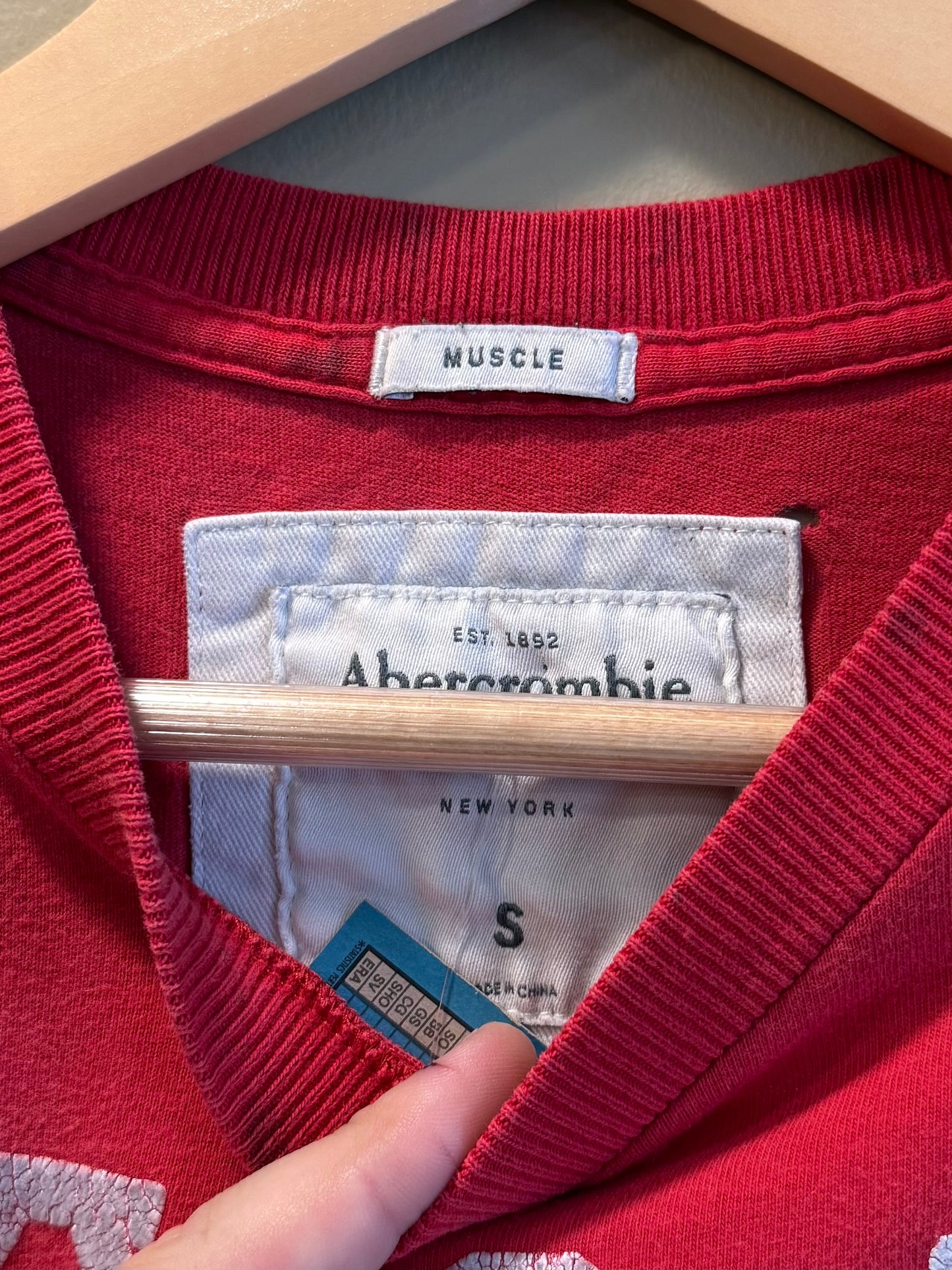 Vintage Y2K Abercrombie & Fitch Red T-Shirt- S