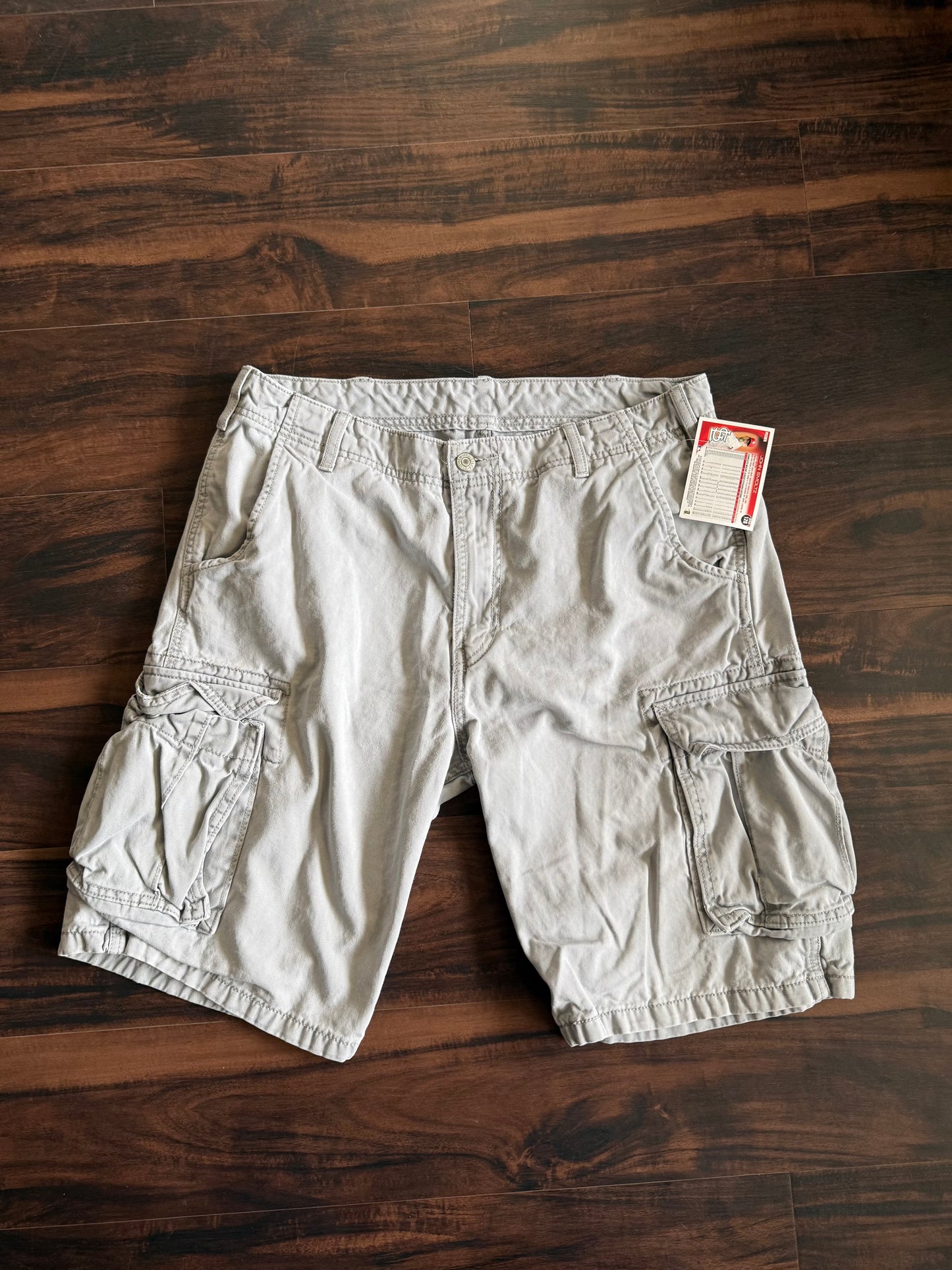 Vintage Y2K Levi’s Tan Cargo Shorts- 34