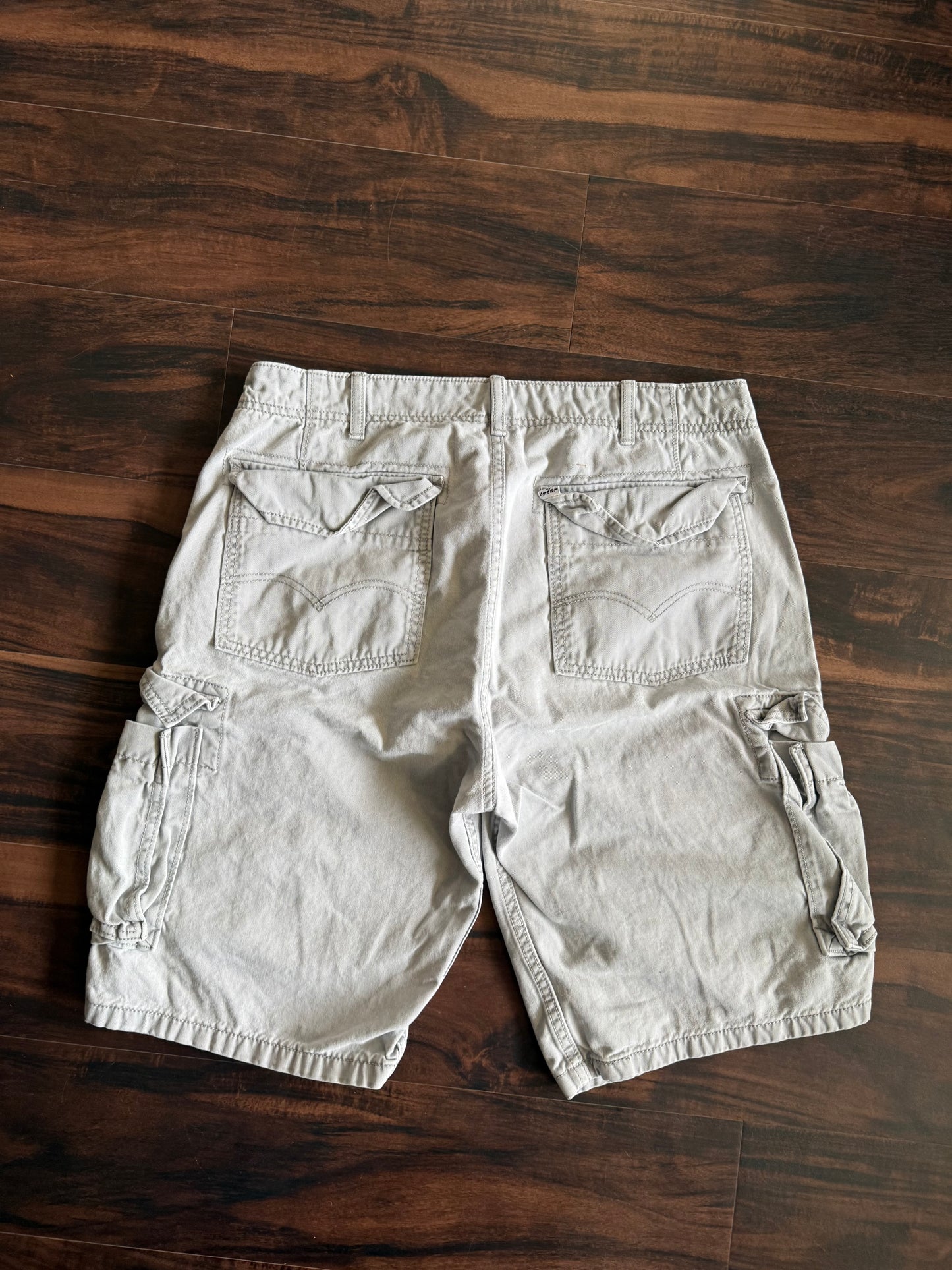 Vintage Y2K Levi’s Tan Cargo Shorts- 34