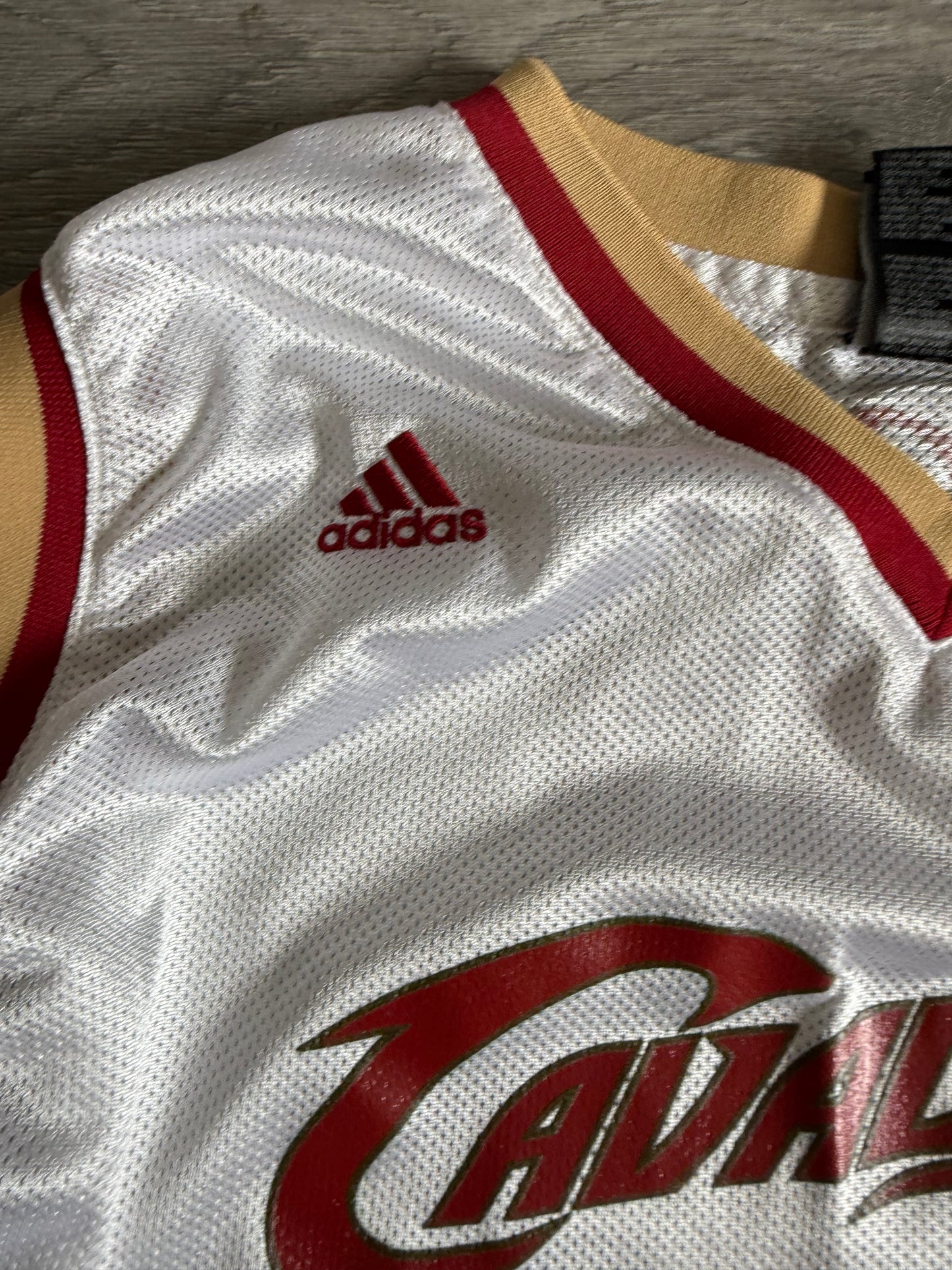 Vintage LeBron James Cleveland Cavaliers NBA Basketball White Jersey- M