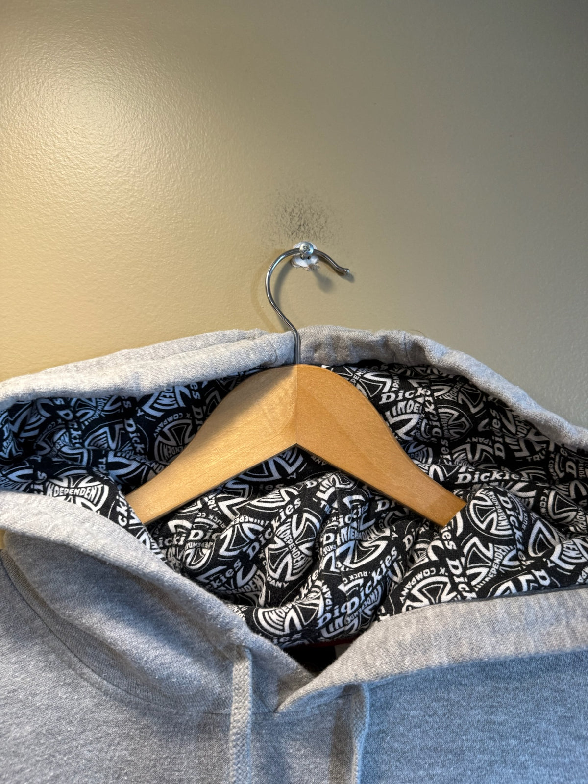 Vintage Y2K Independent x Dickies Iron Cross Logo Hoodie Sweatshirt - M