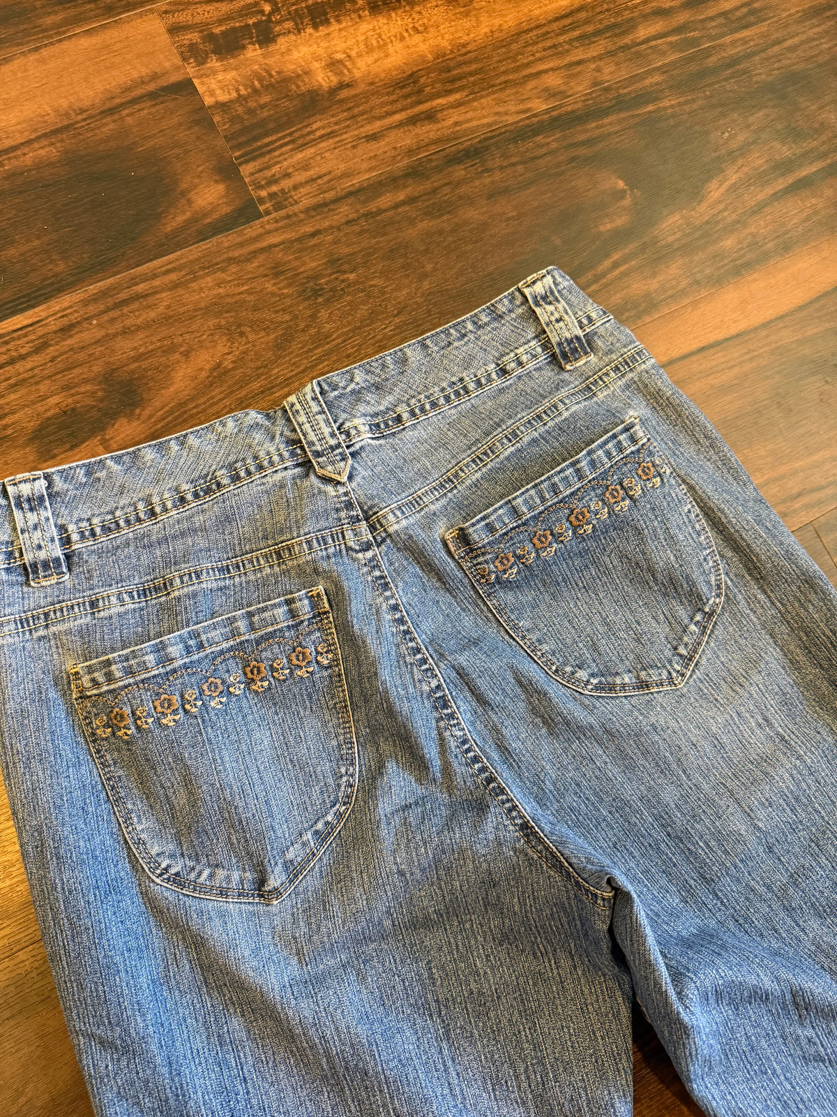 Vintage Gloria Vanderbilt Low Rise Floral Embroidered Denim Capris- 30x16