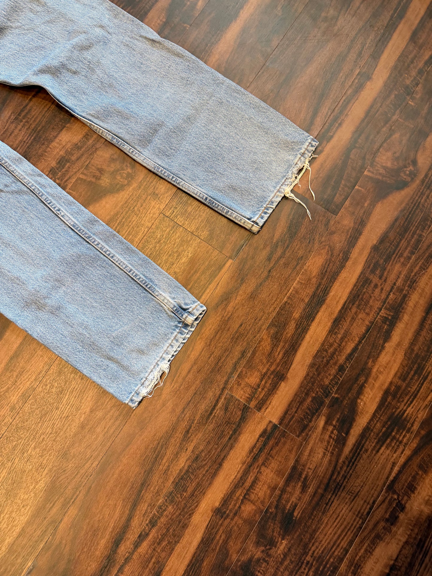 Vintage Levi’s 505 Light Wash Distressed Denim Jeans- 32x31