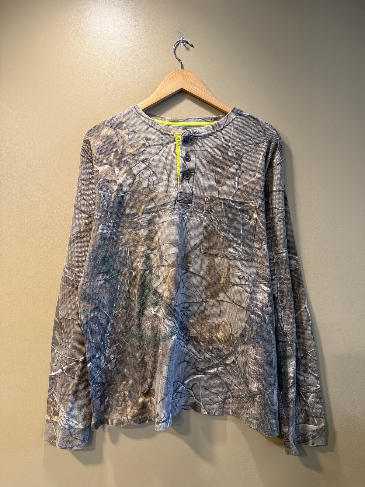 Vintage RealTree Xtra Camo Long-Sleeve Pocket Henley Waffle T-Shirt- L/XL