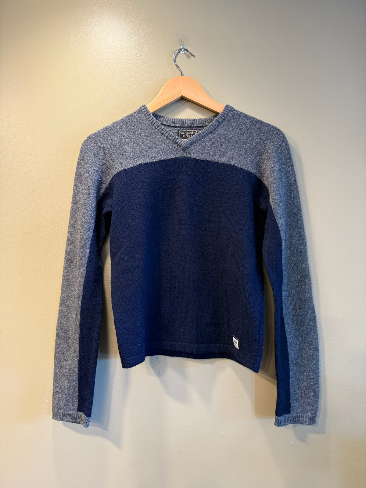 Vintage Y2K Abercrombie & Fitch Navy and Gray Women’s V-Neck Sweater - S