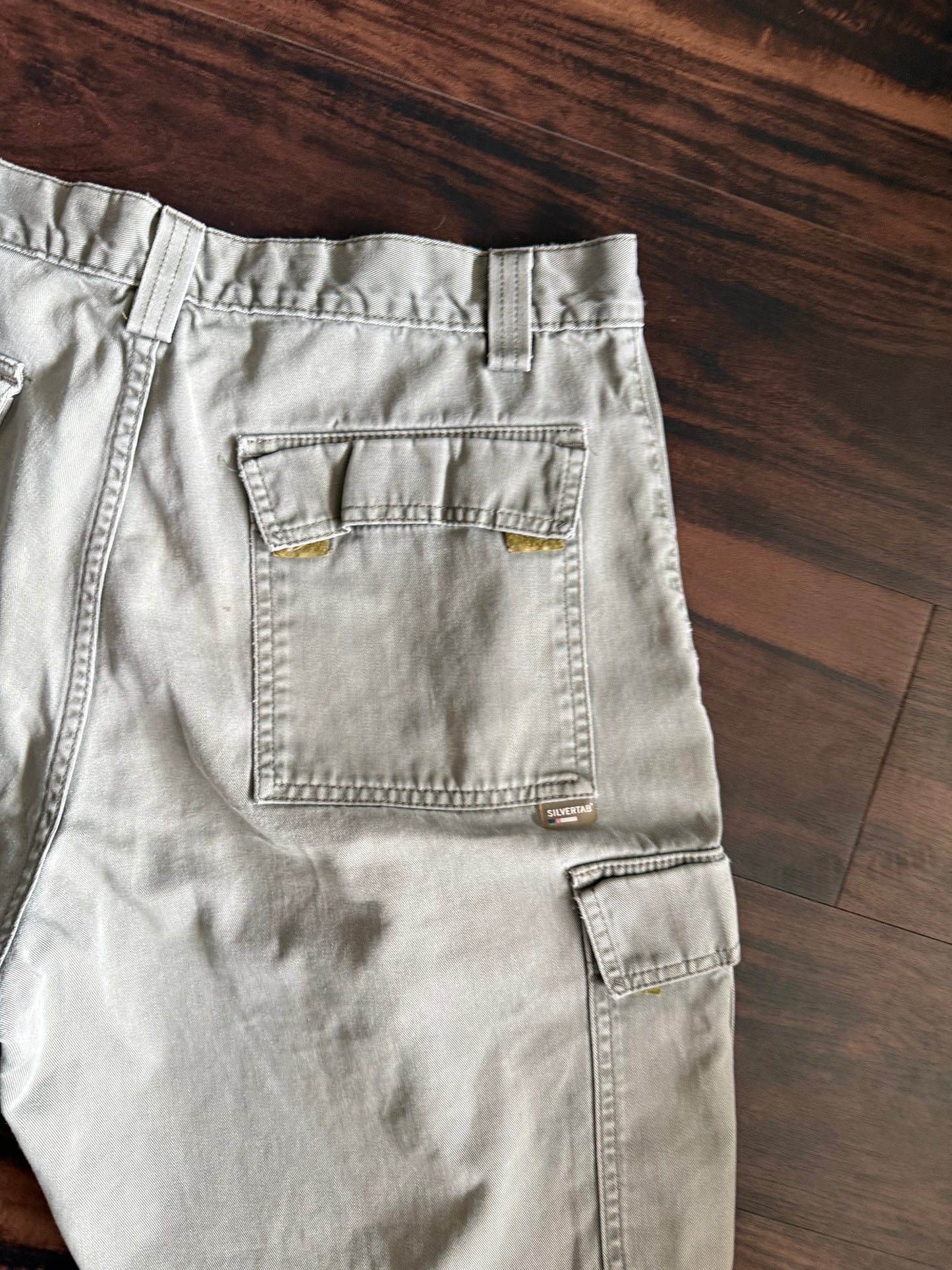 Vintage Y2K Levi’s Silvertab Gray Cargo Shorts- 33