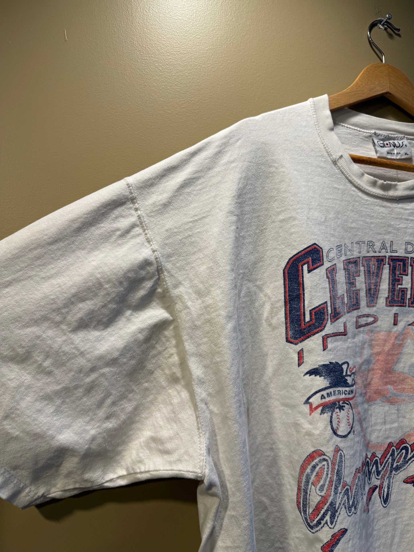 Vintage Cleveland Indians Central Division Champions Distressed T-Shirt- XL/XXL