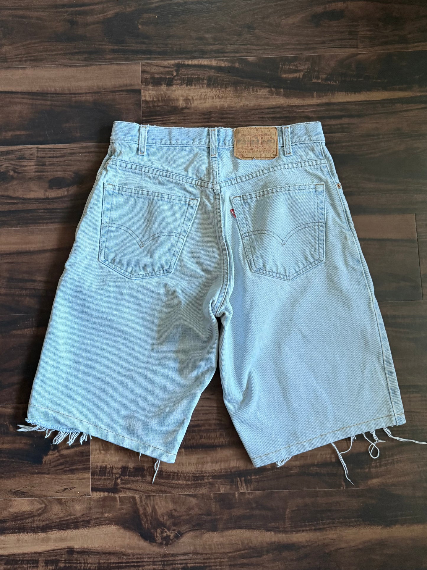 Vintage Levi’s 560 Baggy Light Wash Denim Jean Shorts- 30