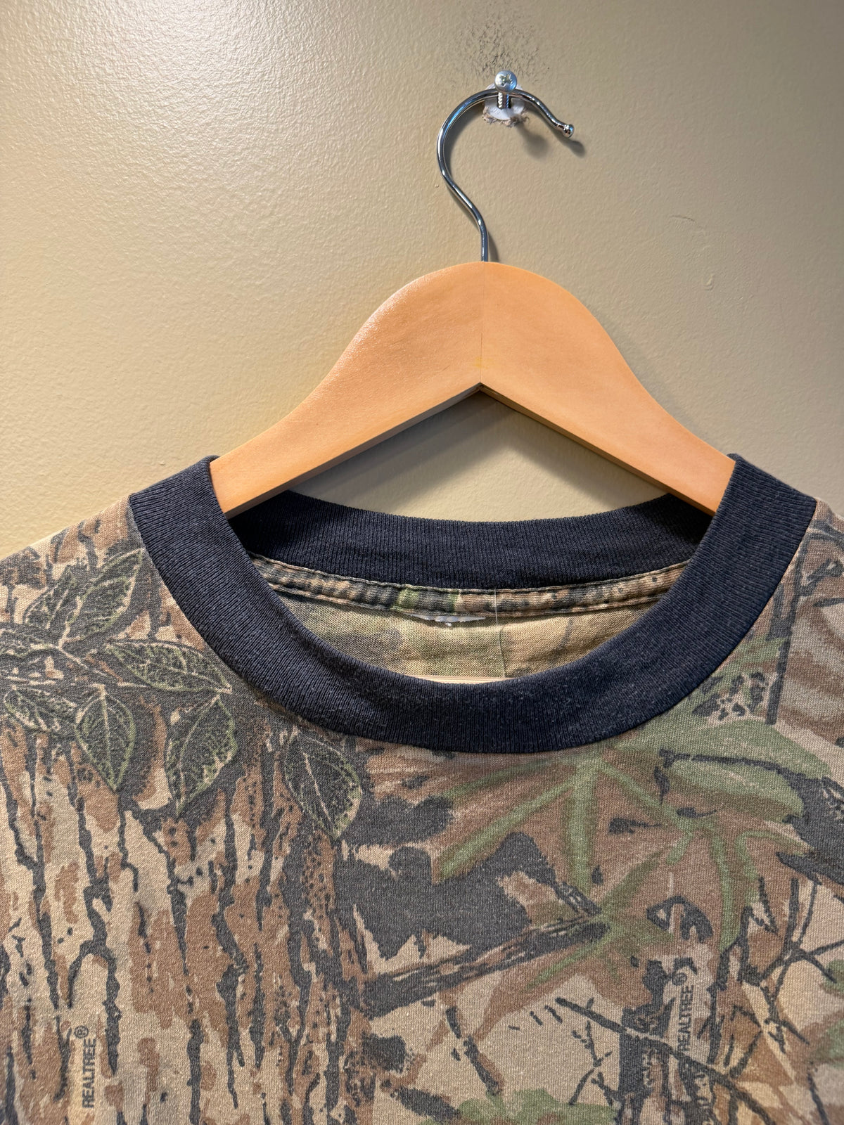 Vintage RealTree Black Collar Camo Boxy Pocket T-Shirt- L