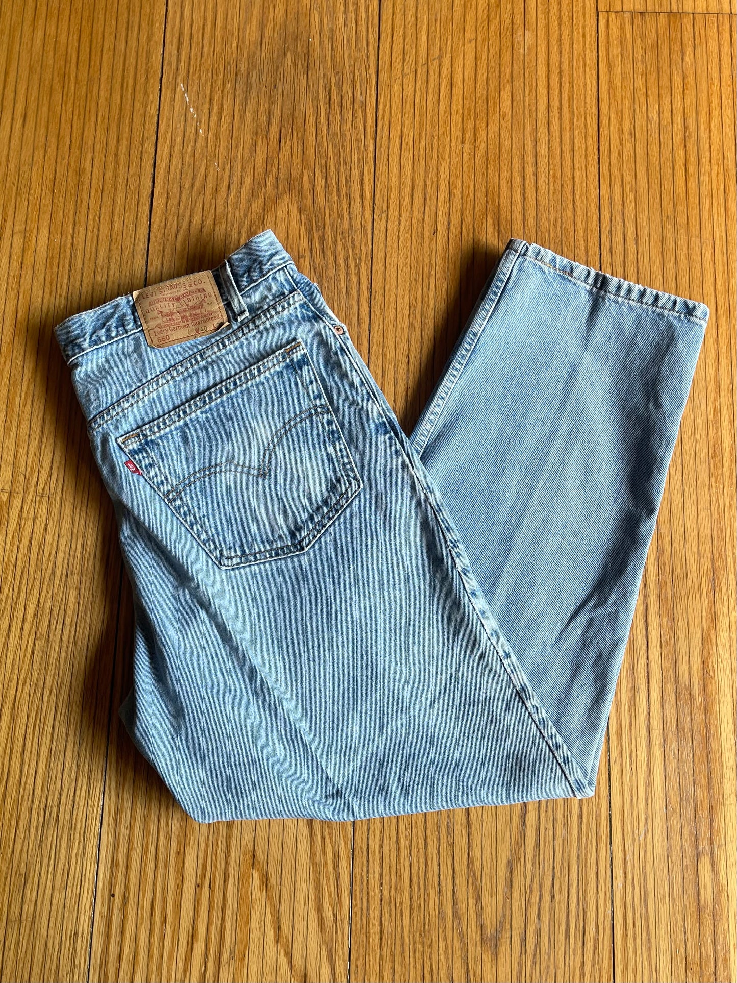 Vintage Levi’s 550 Light Wash Distressed Denim Jeans- 37x30