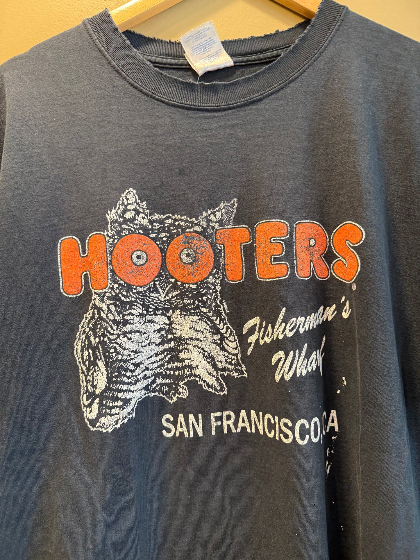Vintage Hooters San Francisco Fisherman’s Wharf Distressed T-Shirt- XL