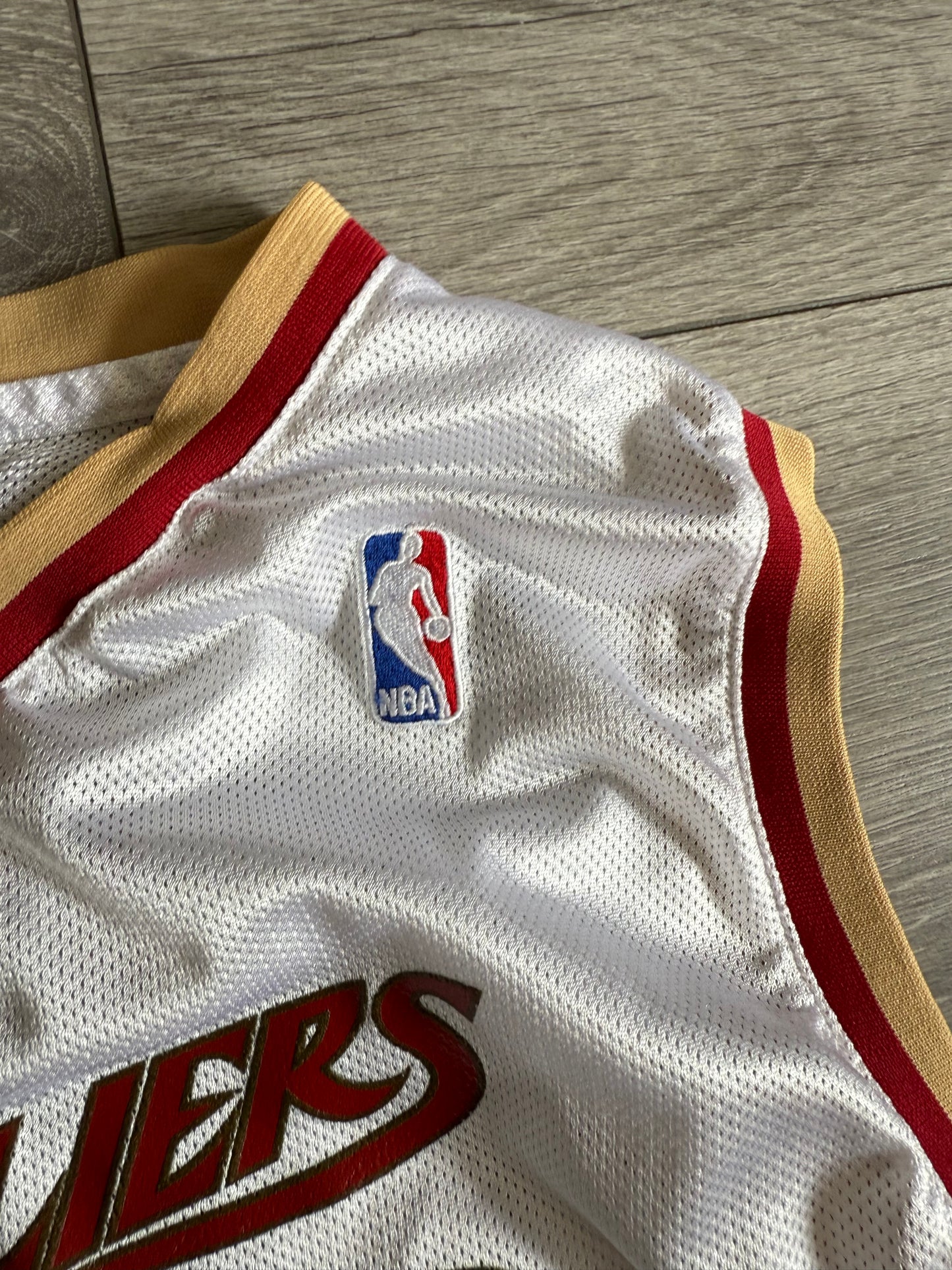 Vintage LeBron James Cleveland Cavaliers NBA Basketball White Jersey- M