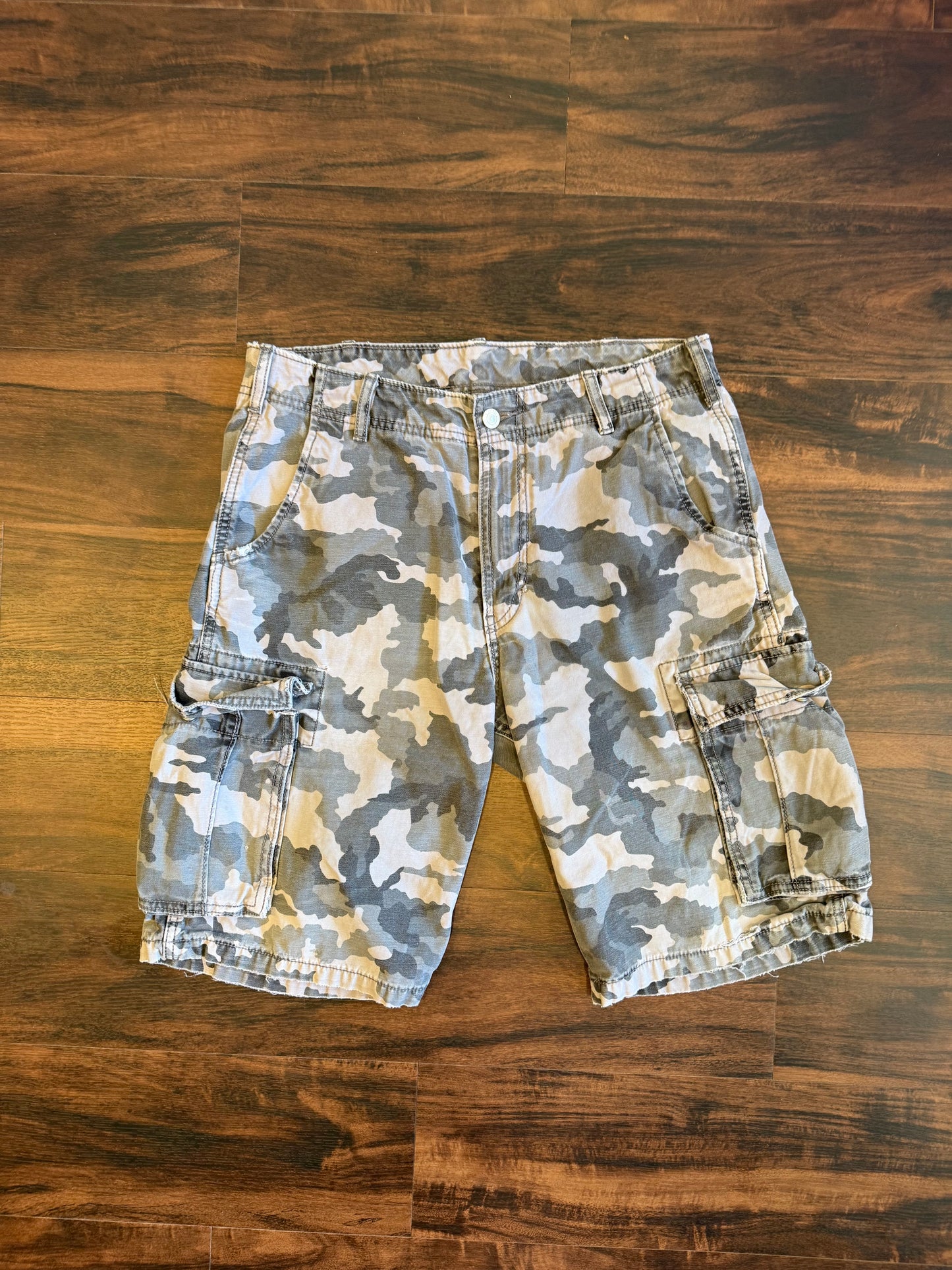 Vintage Levi’s Military Camouflage Cargo Shorts- 32