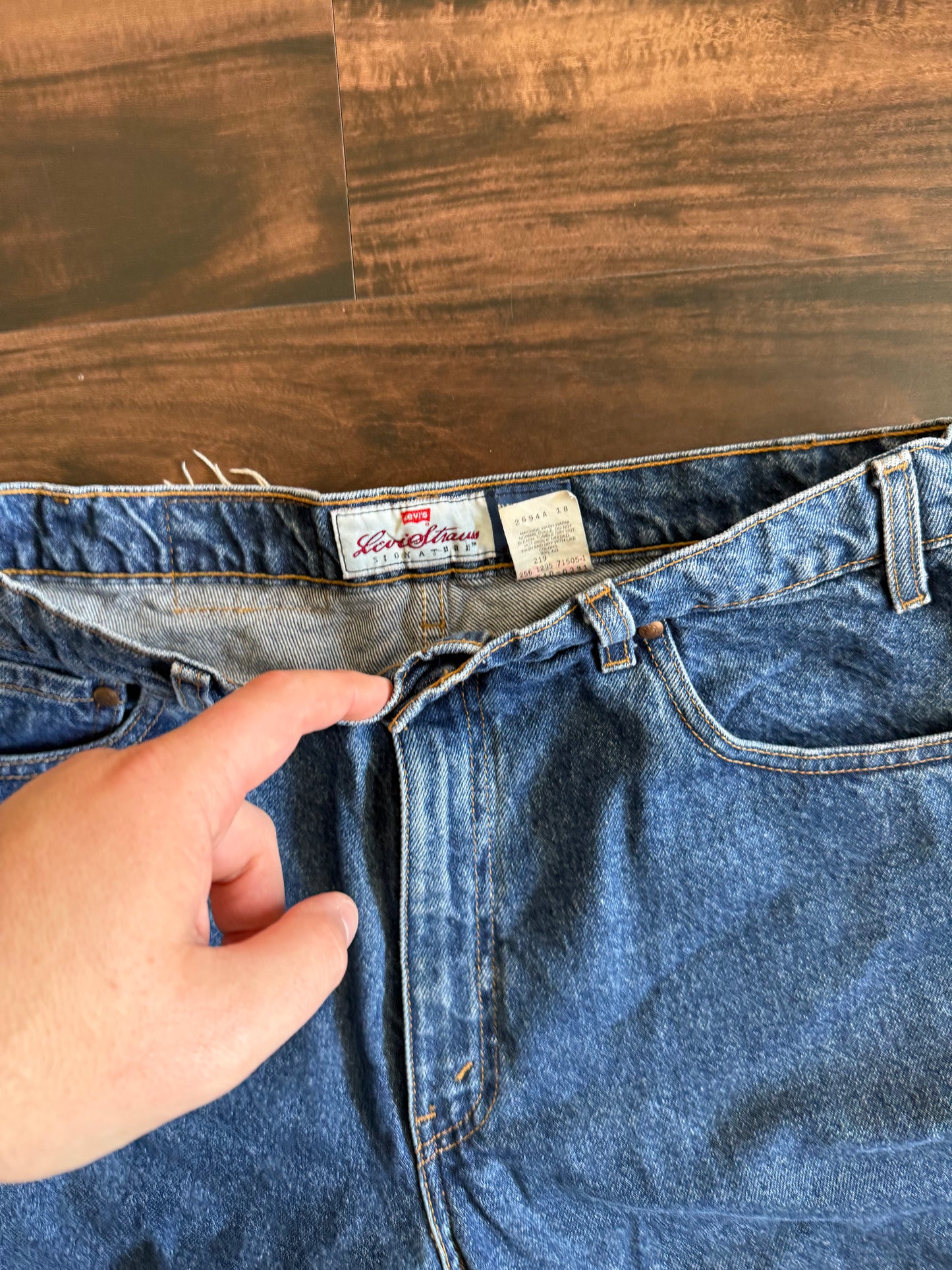 Vintage Levi’s 540 Dark Wash Denim Jean Shorts- 33
