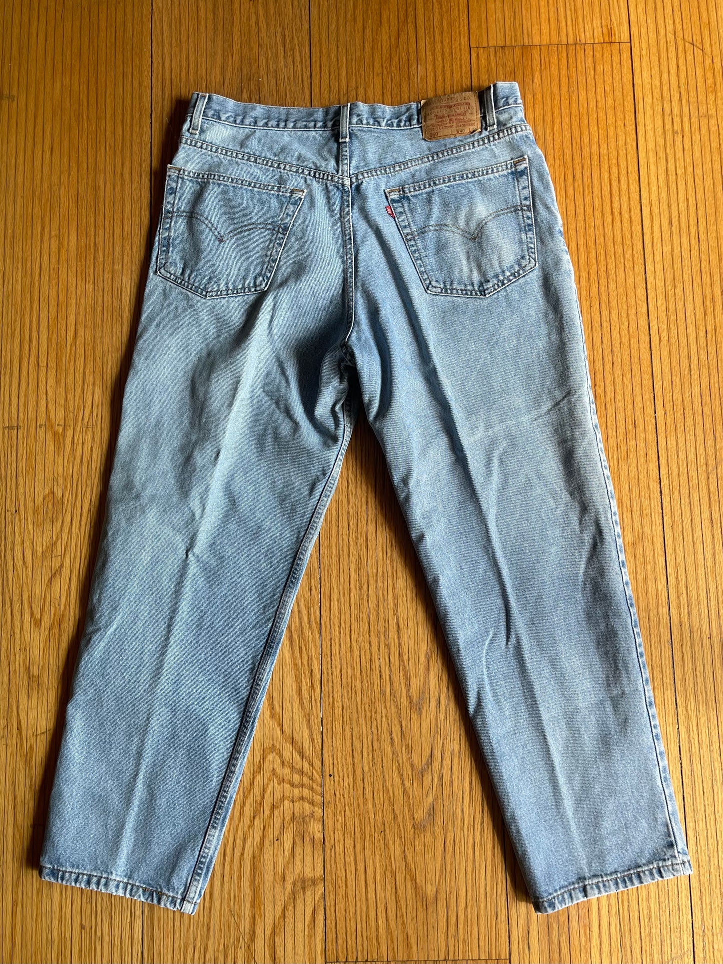 Vintage Levi’s 550 Light Wash Distressed Denim Jeans- 37x30