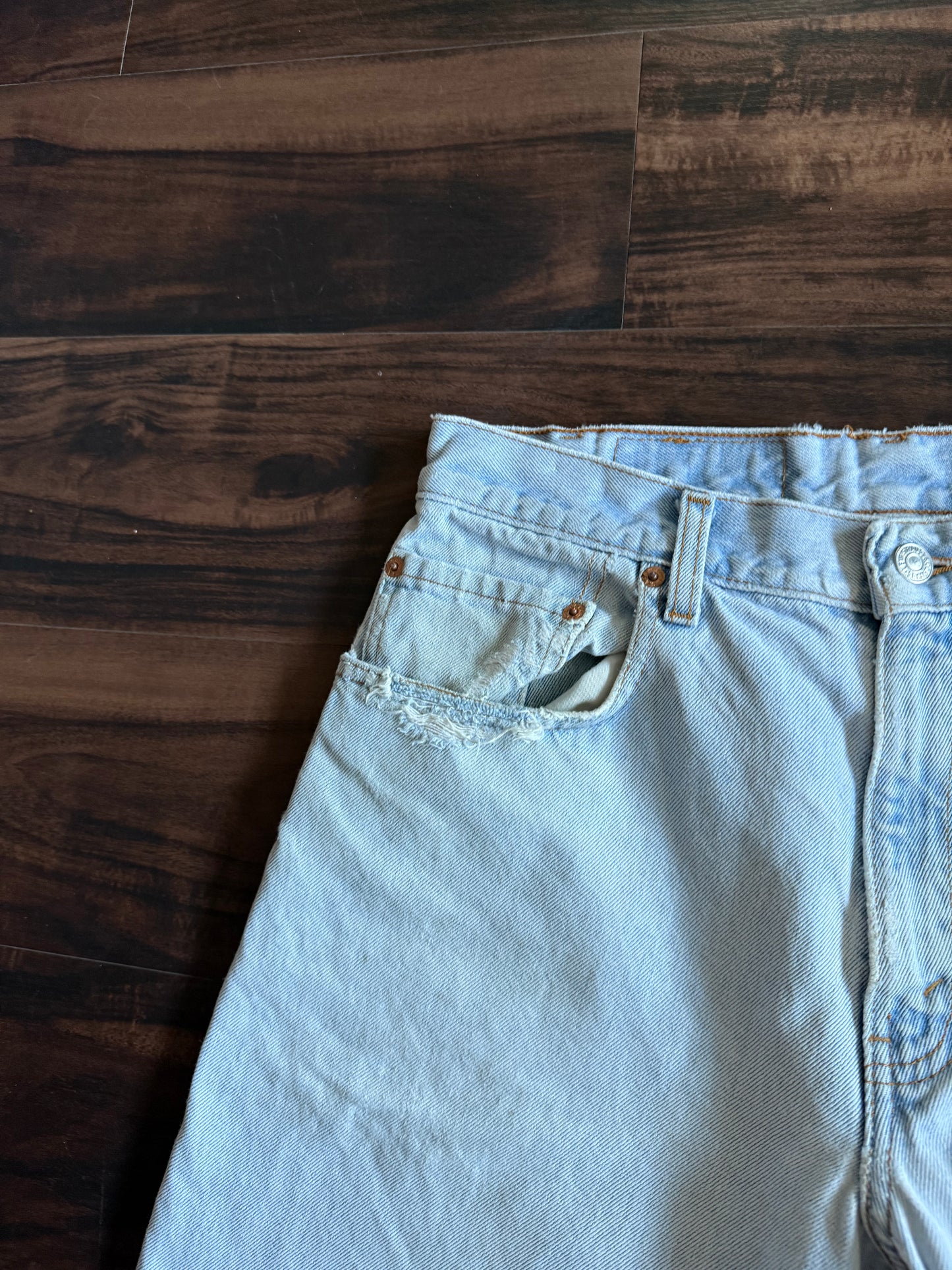 Vintage Levi’s 560 Baggy Light Wash Denim Jean Shorts- 30
