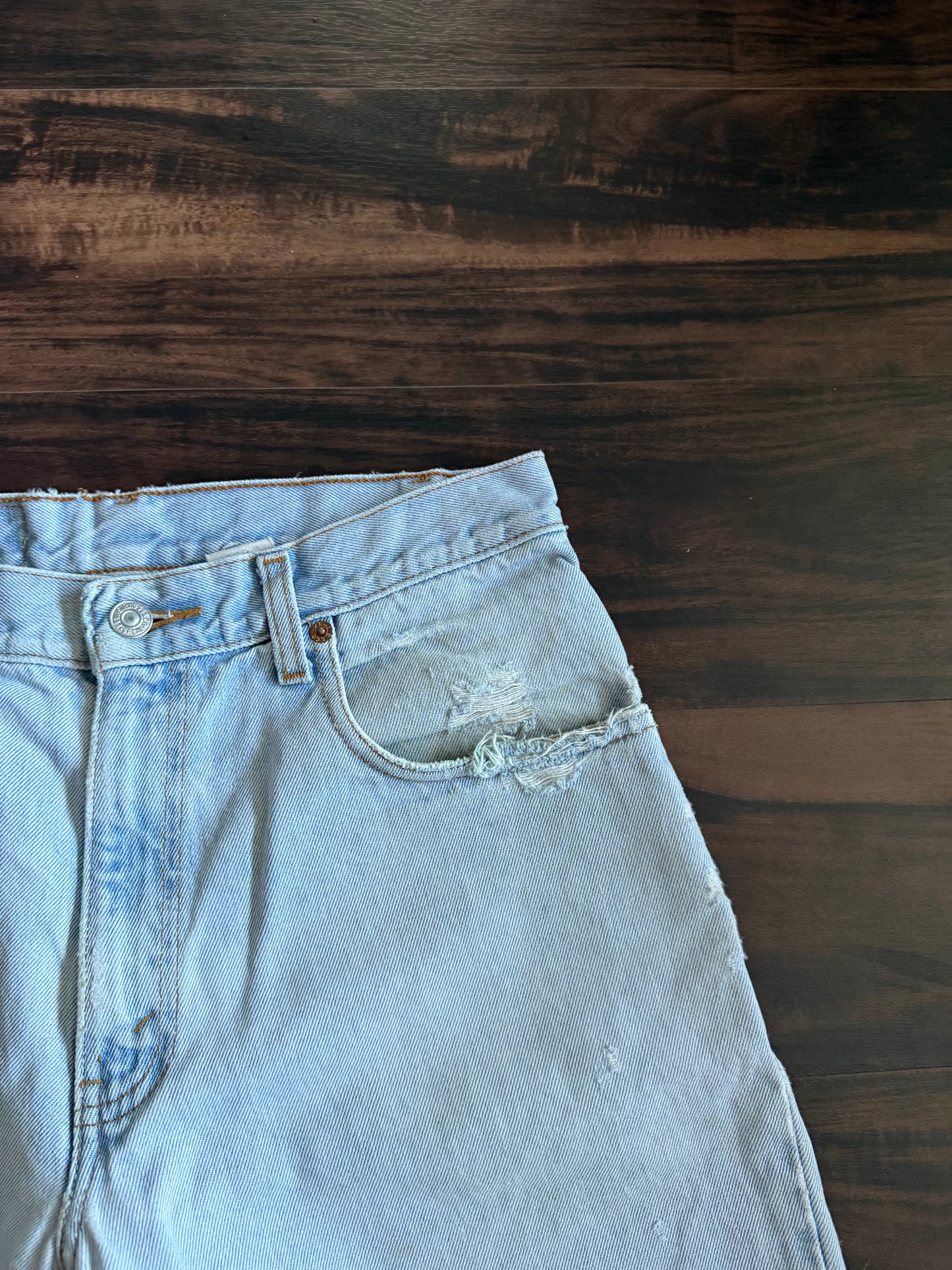 Vintage Levi’s 560 Baggy Light Wash Denim Jean Shorts- 30