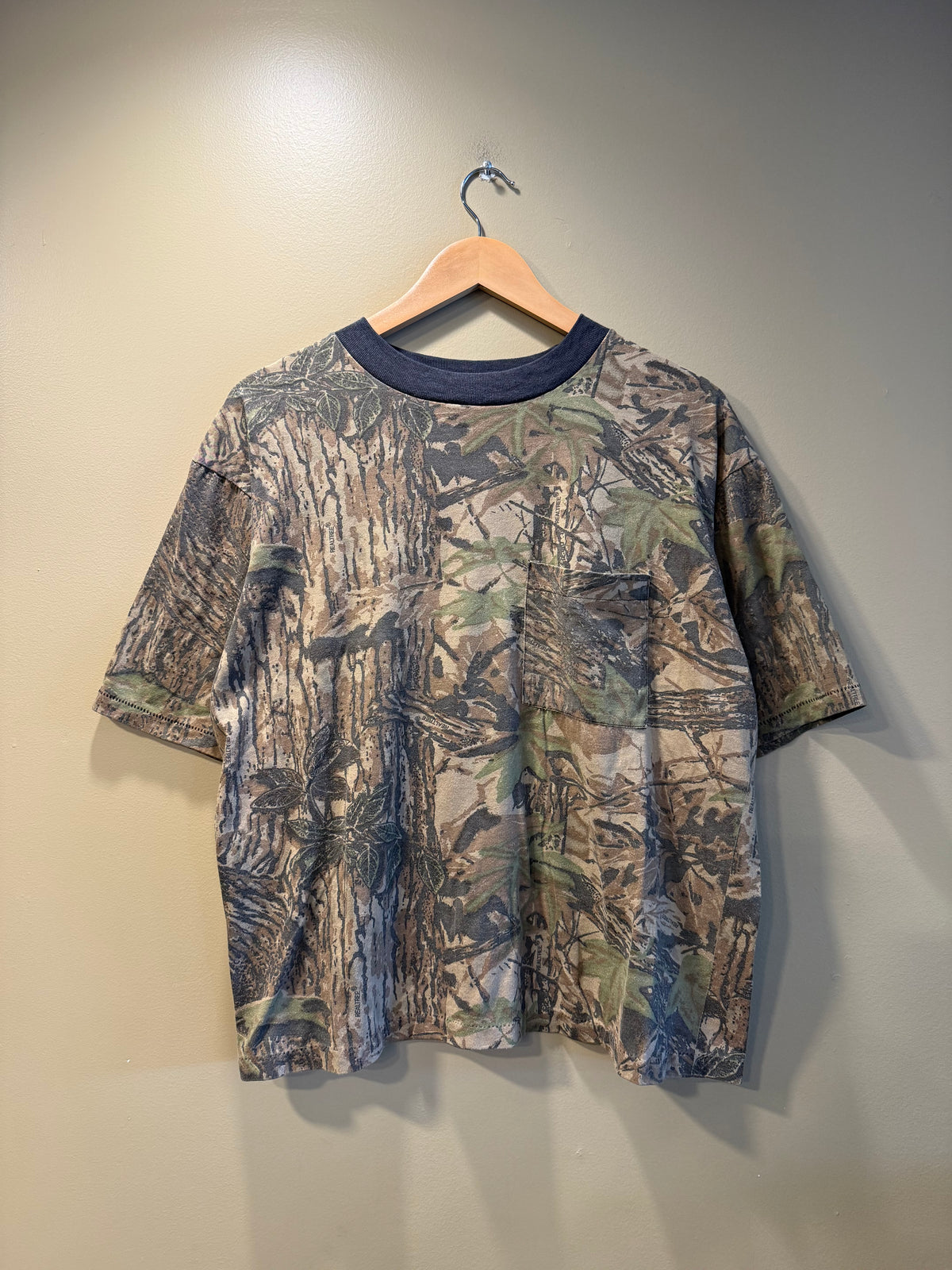 Vintage RealTree Black Collar Camo Boxy Pocket T-Shirt- L