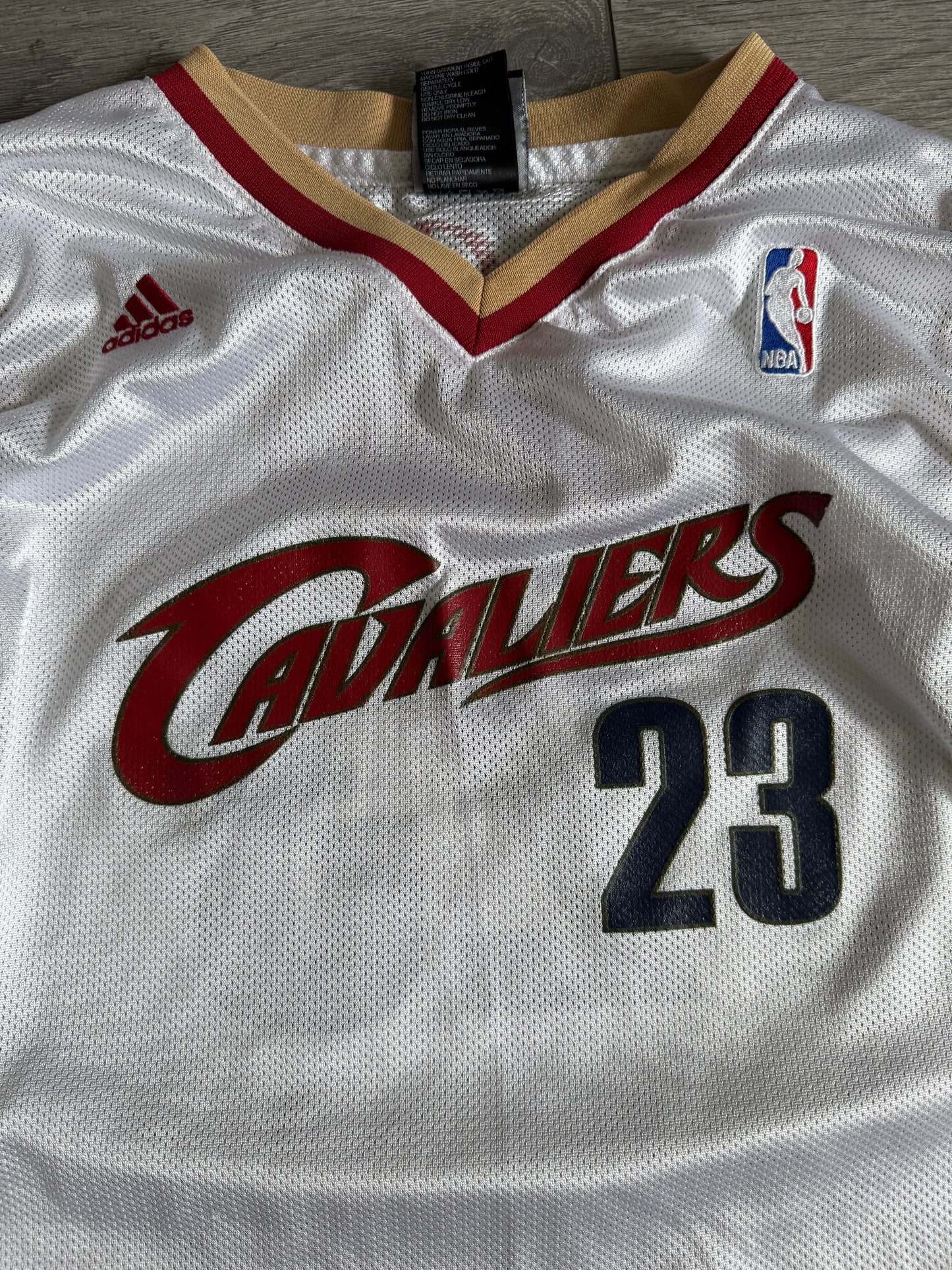 Vintage LeBron James Cleveland Cavaliers NBA Basketball White Jersey- M