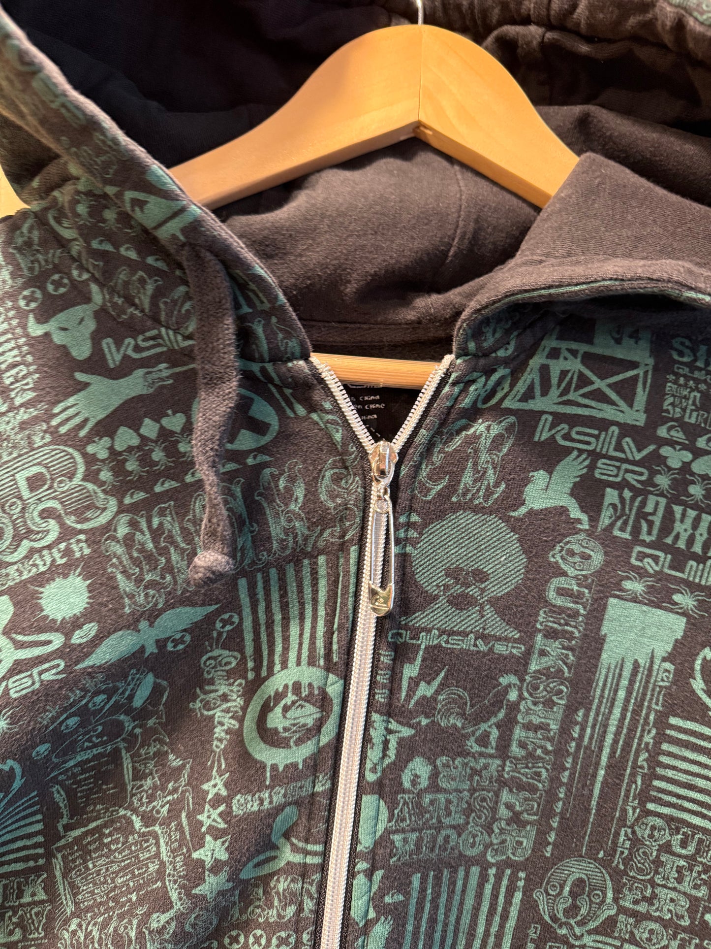 Vintage Quiksilver All Over Print Zip-Up Hoodie Sweatshirt- L