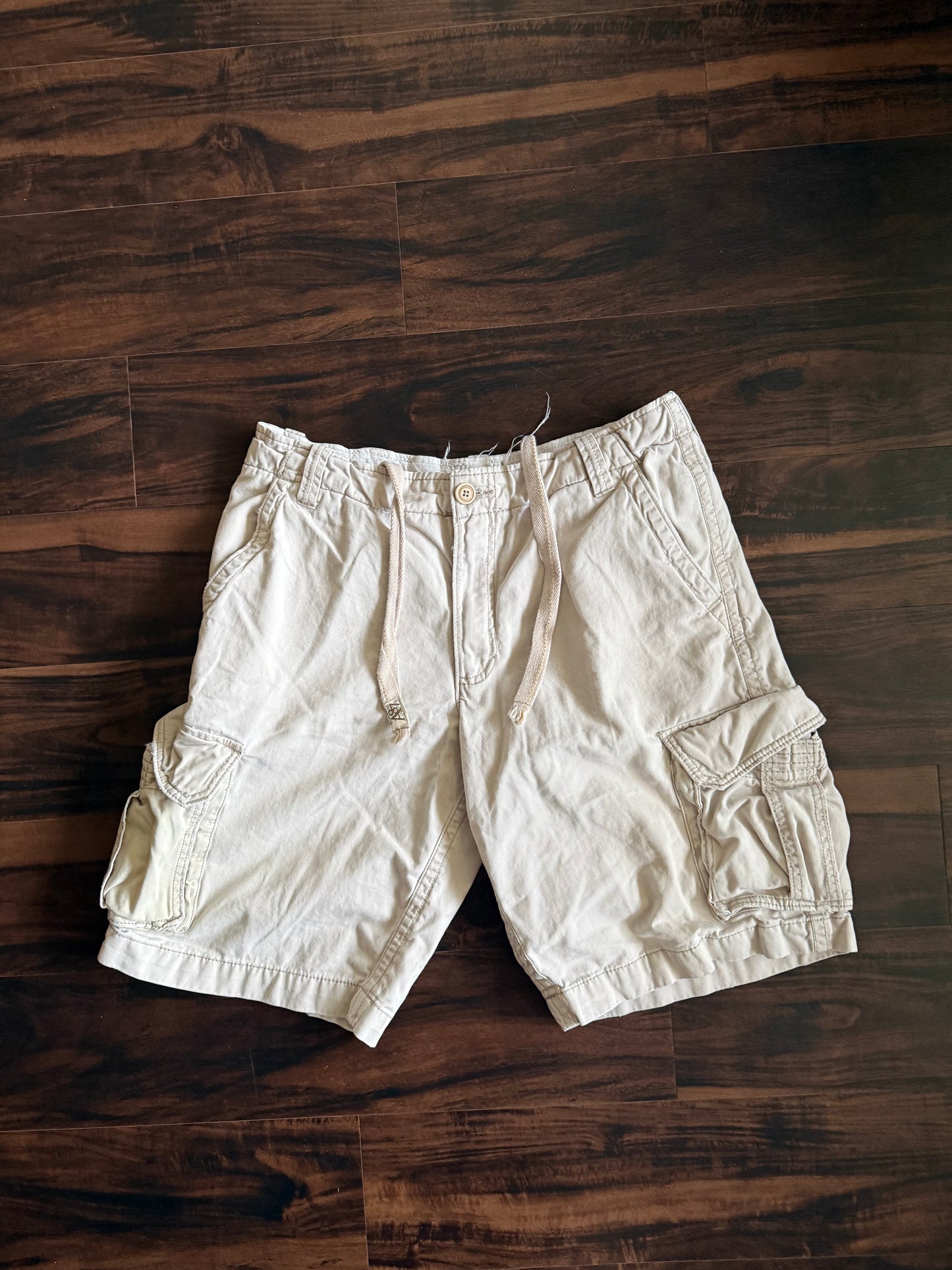 Vintage Y2K Aeropostale Baggy White Cargo Shorts- 34
