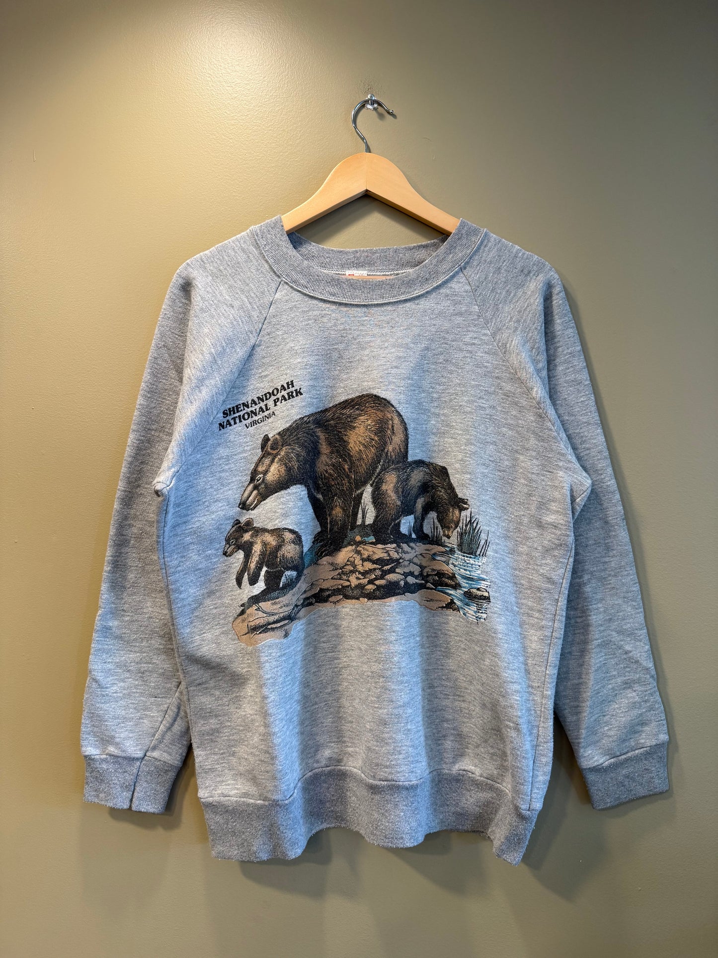 Vintage Brown Bear Nature Shenandoah National Park Virginia Crewneck Sweatshirt- L