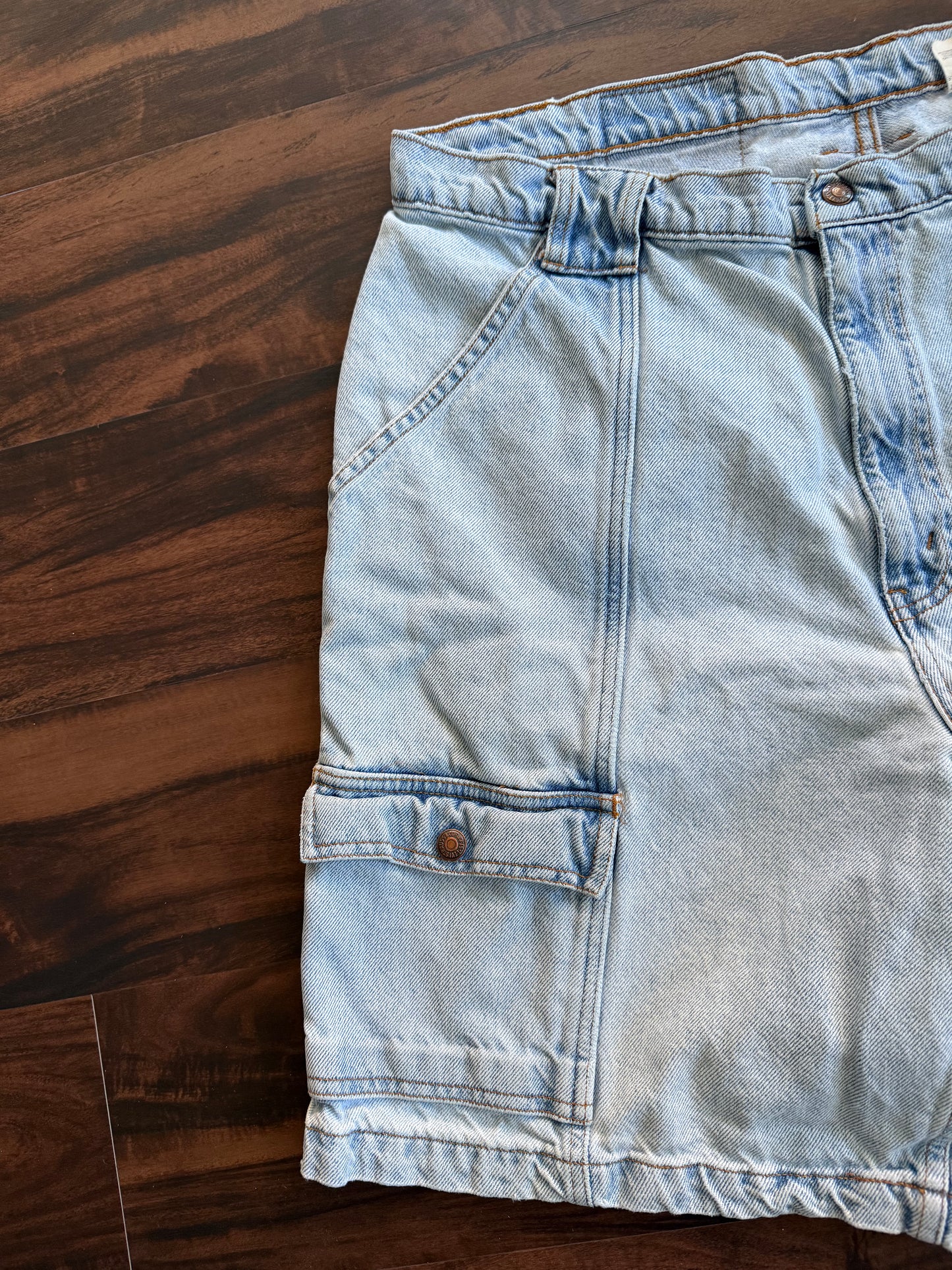 Vintage Levi’s 560 Orange Tab Light Wash Cargo Denim Jean Shorts- 34