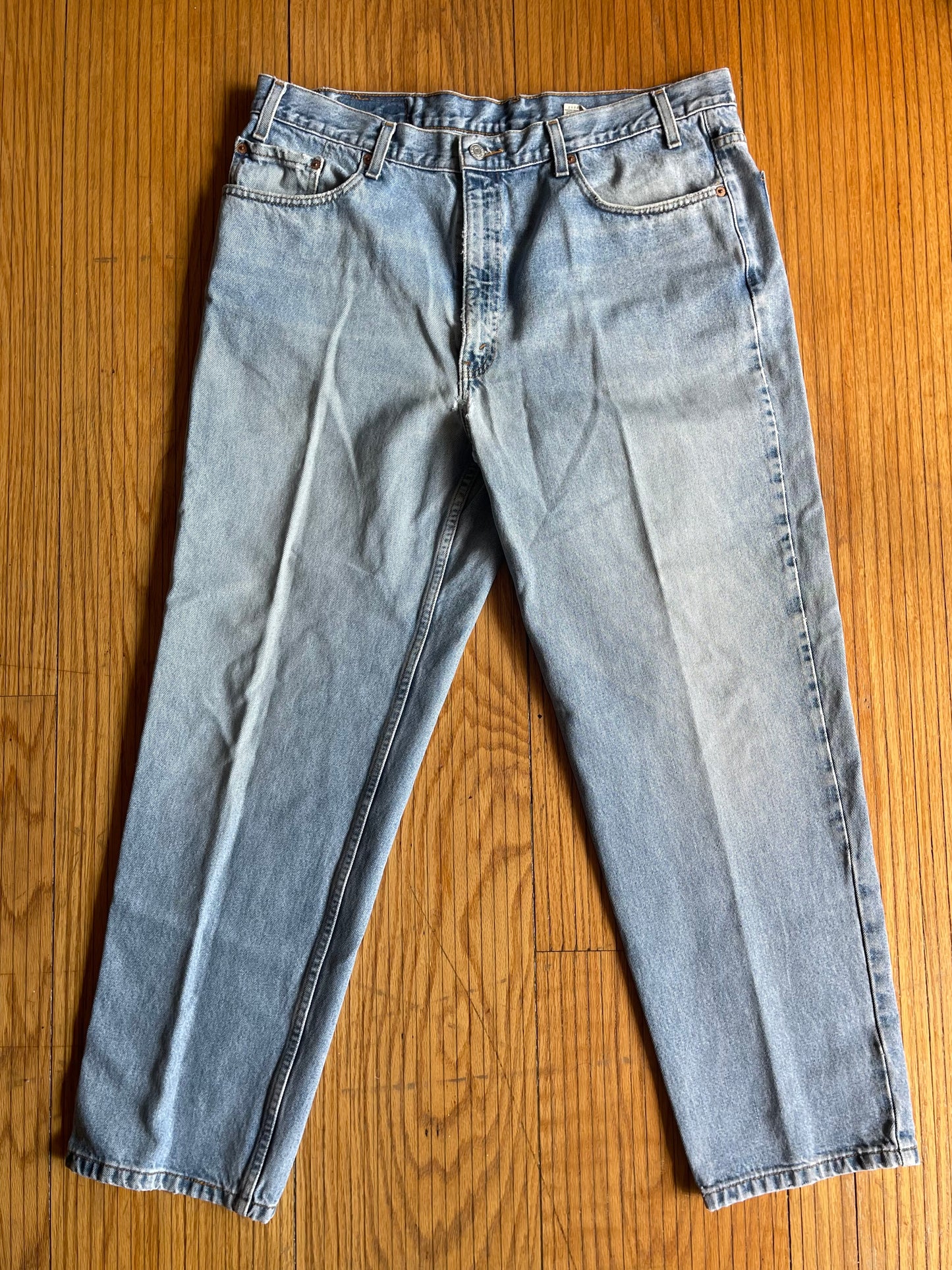 Vintage Levi’s 550 Light Wash Distressed Denim Jeans- 37x30