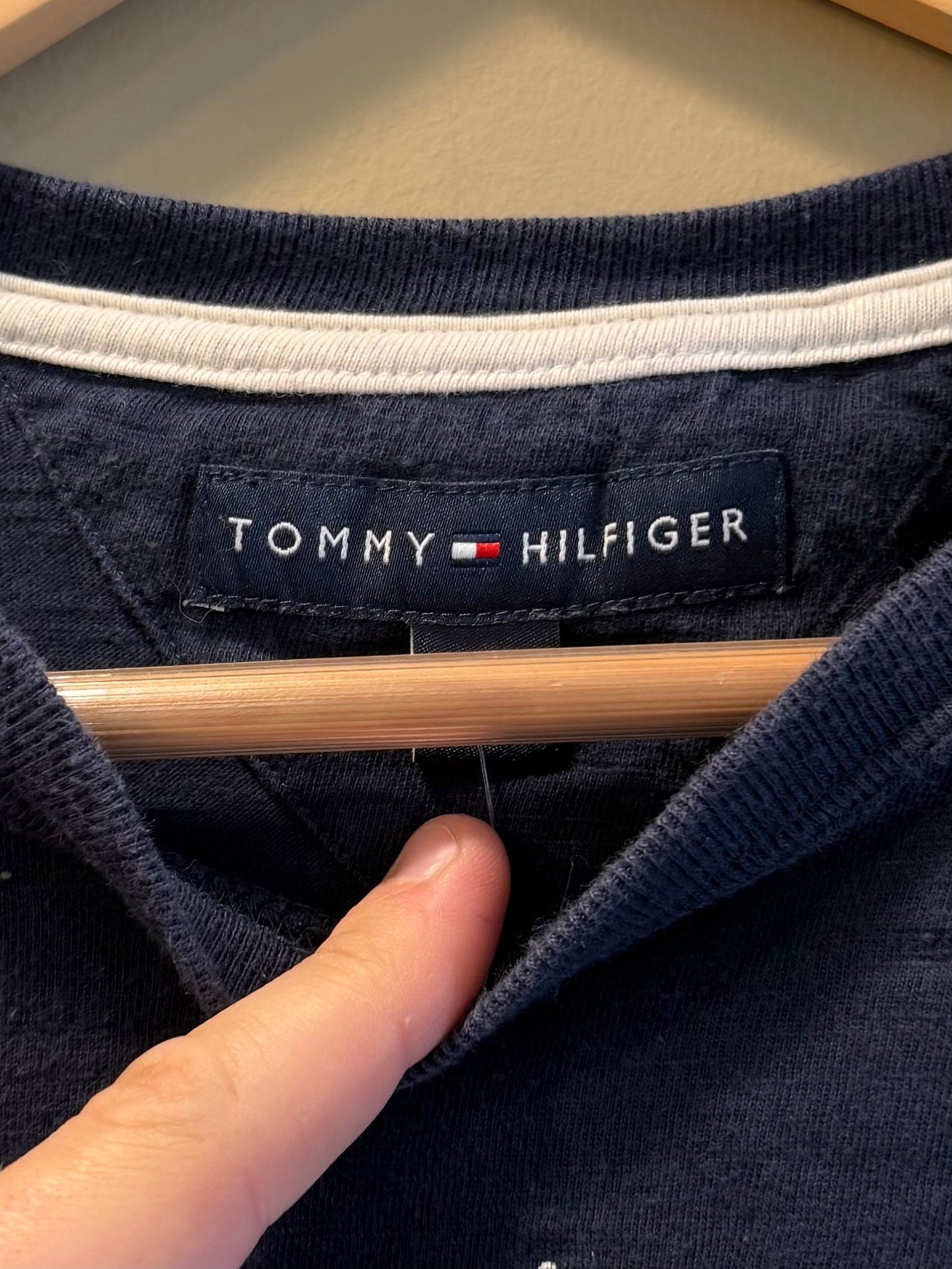 Vintage Y2K Tommy Hilfiger Crest Navy Blue T-Shirt- L