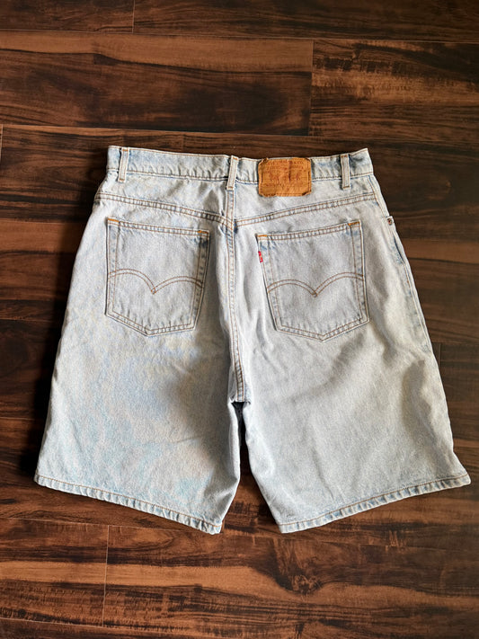 Vintage Levi’s Light Wash Denim Jean Shorts- 33