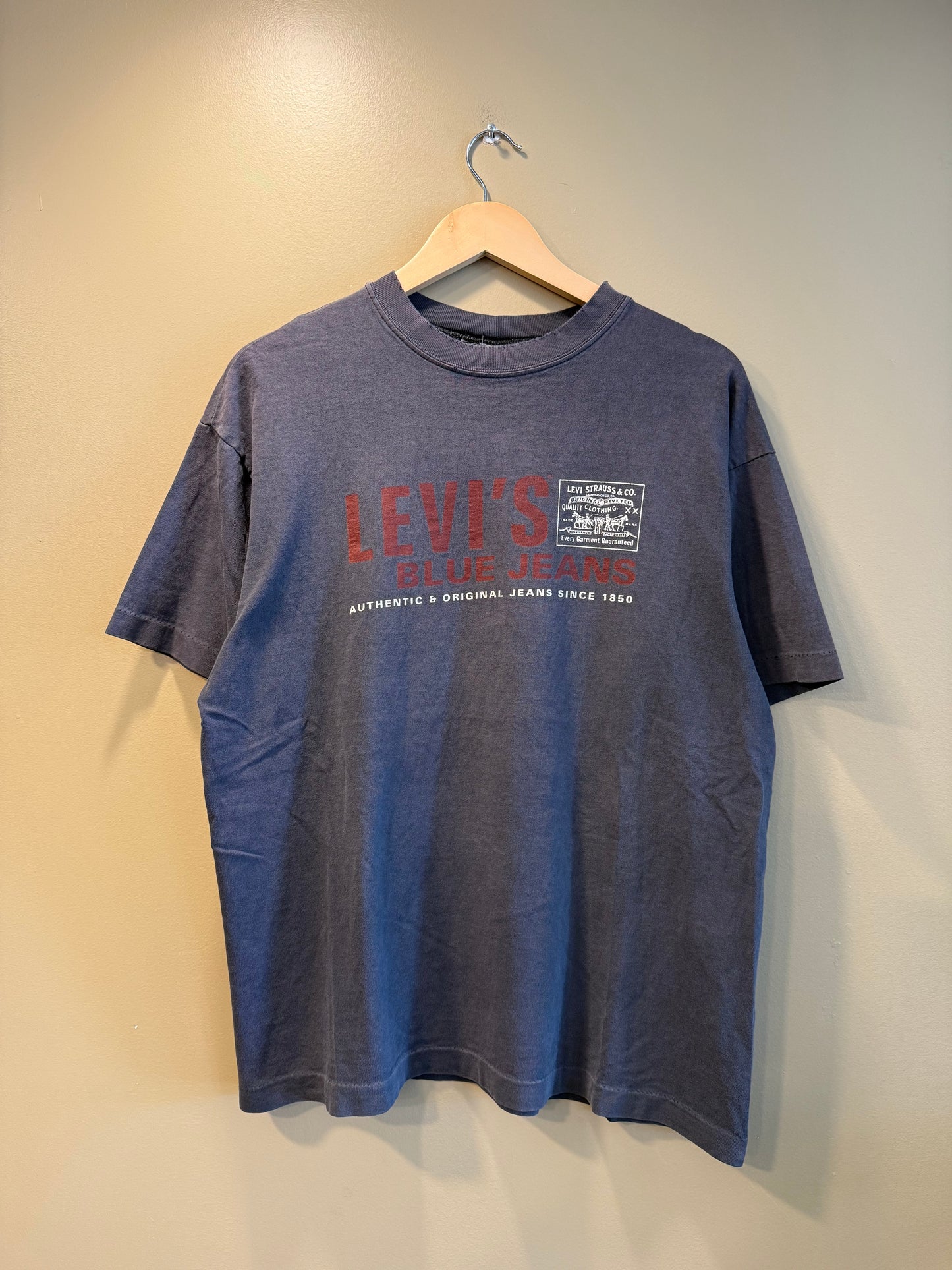 Vintage Levi’s Blue Jeans Faded Black T-Shirt- L