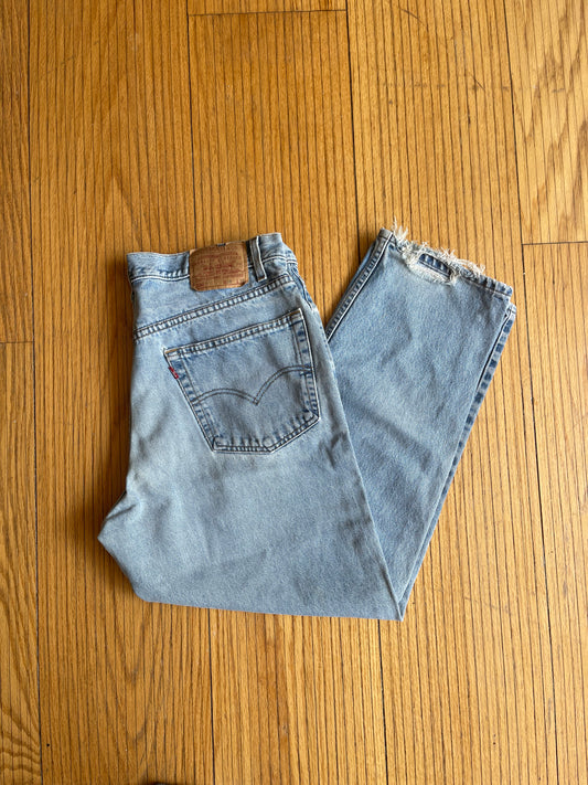 Vintage Levi’s Light Wash Distressed Denim Jeans- 34x30