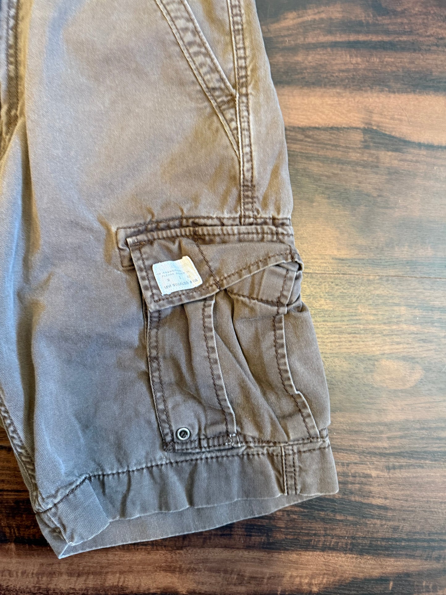 Vintage Levi’s Brown Cargo Shorts- 30
