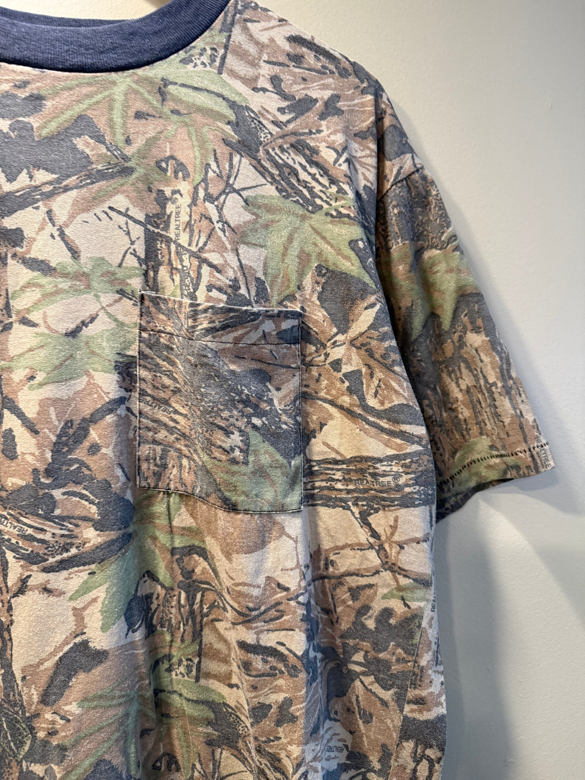 Vintage RealTree Black Collar Camo Boxy Pocket T-Shirt- L