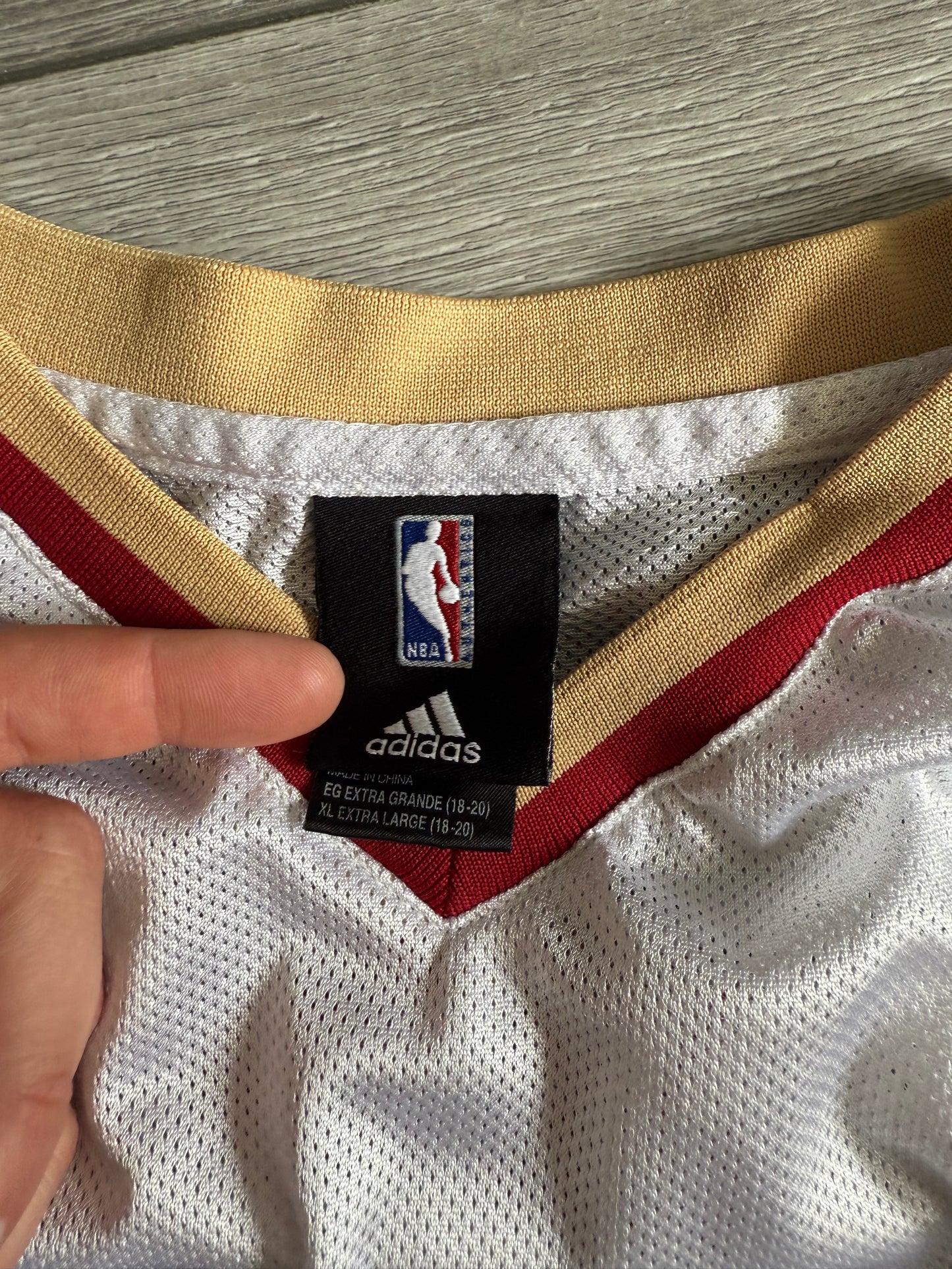 Vintage LeBron James Cleveland Cavaliers NBA Basketball White Jersey- M