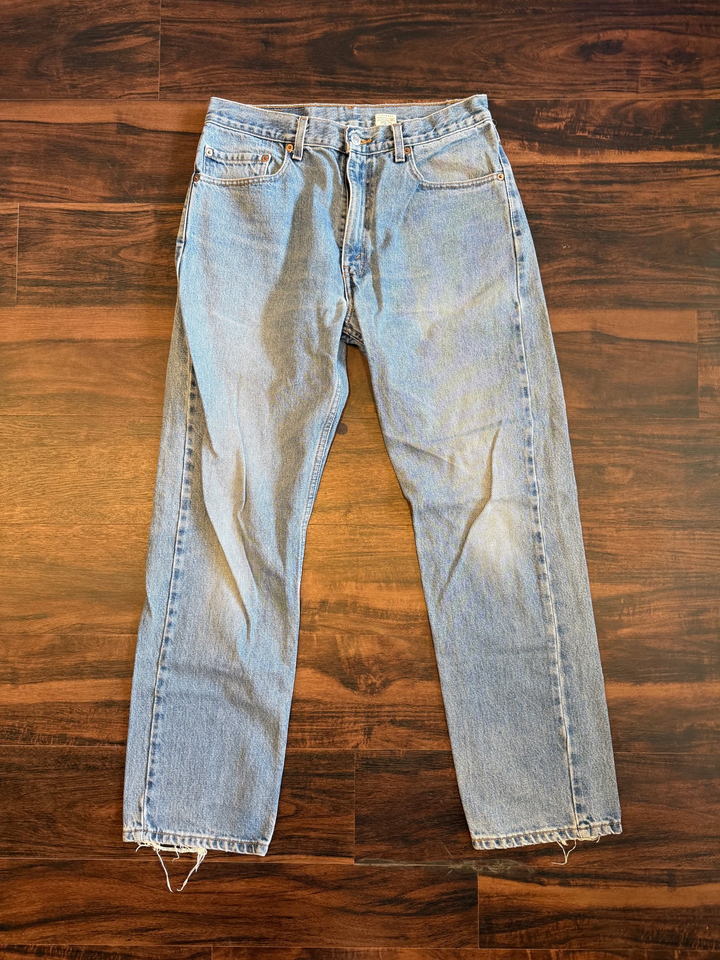 Vintage Levi’s 505 Light Wash Distressed Denim Jeans- 32x31