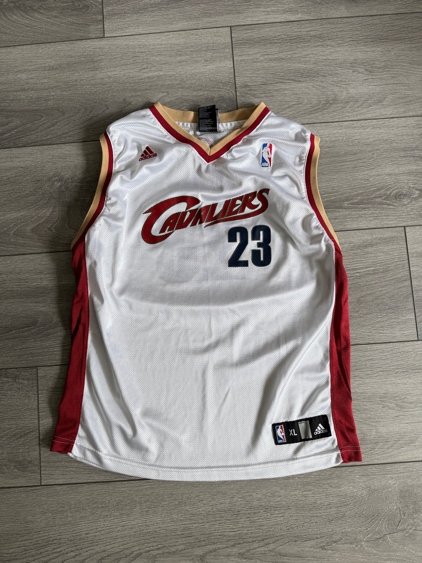 Vintage LeBron James Cleveland Cavaliers NBA Basketball White Jersey- M
