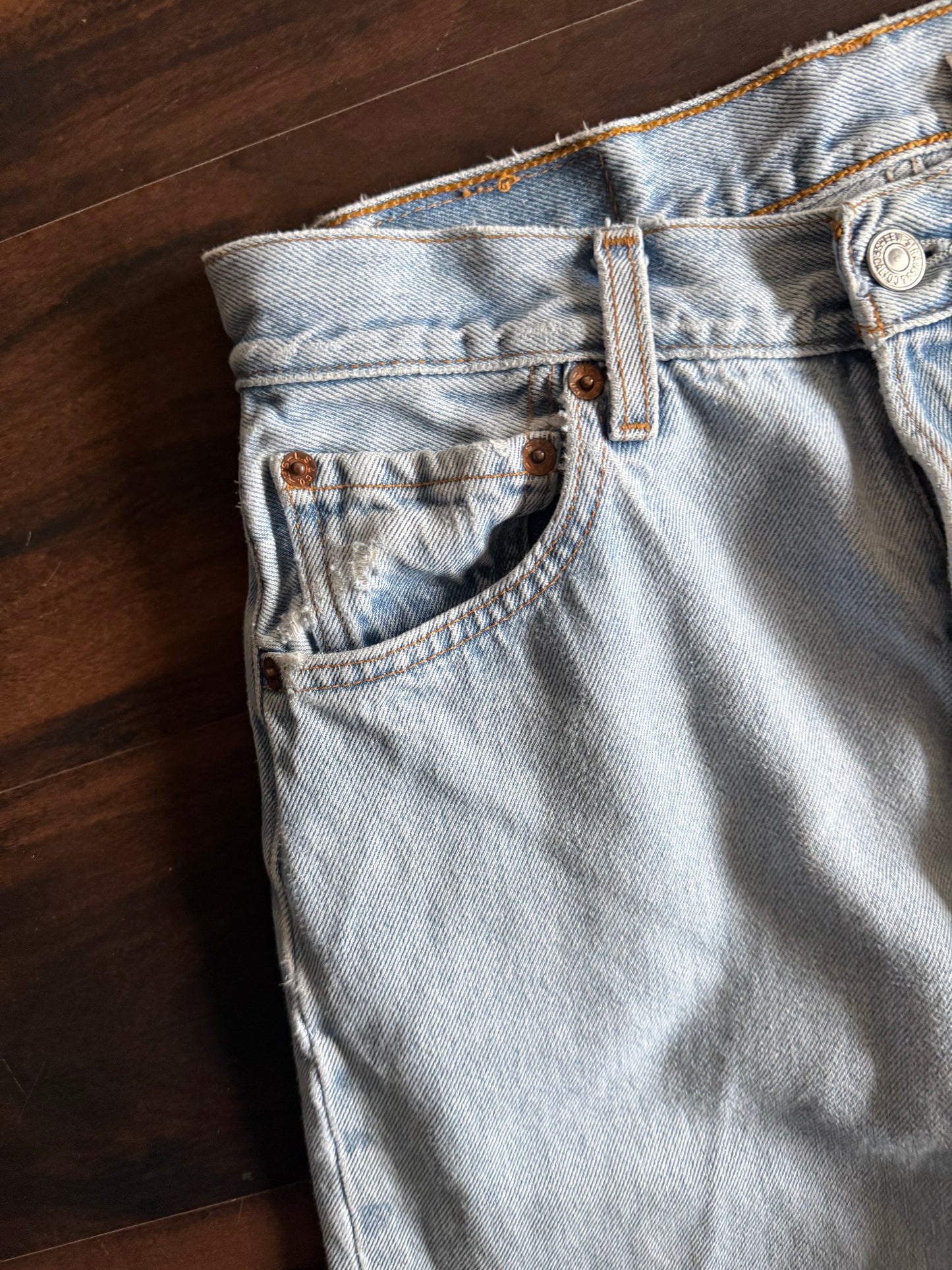 Vintage Levi’s 501 Light Wash Denim Jeans- 28x34