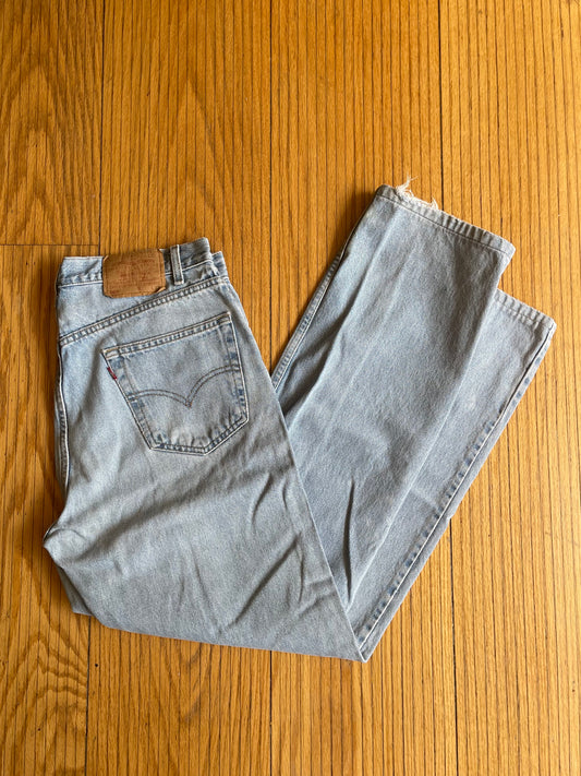 Vintage Levi’s 505 Distressed Light Wash Denim Jeans- 33x30