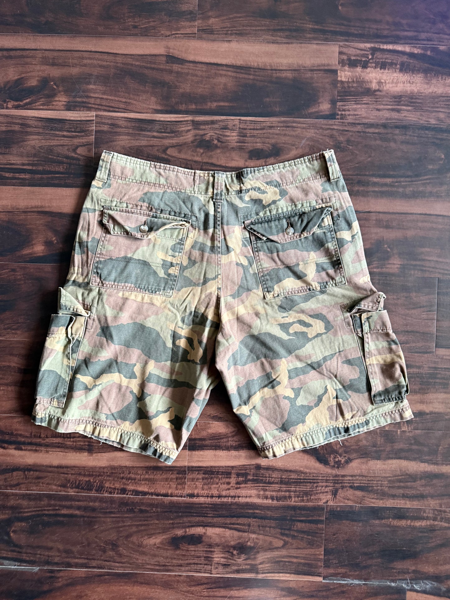 Vintage Levi’s Camouflage Cargo Shorts- 38