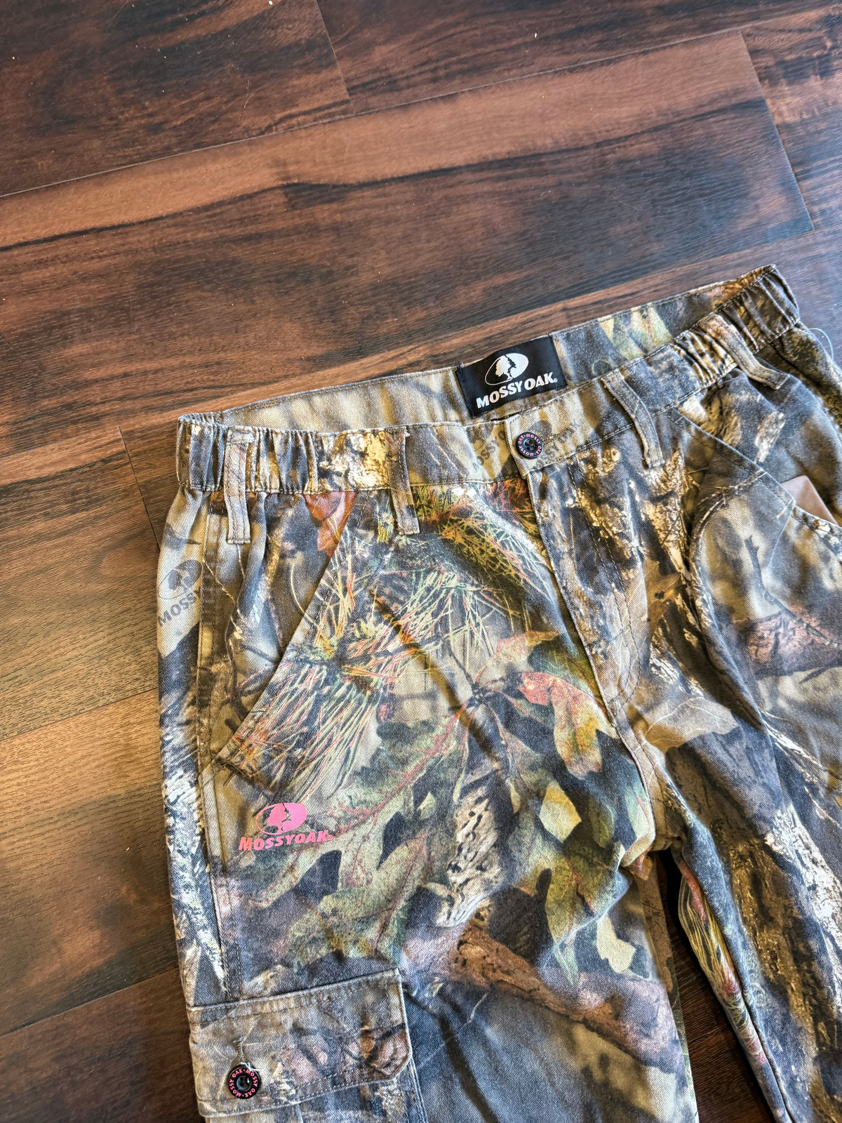 Vintage Women’s Mossy Oak Pink Accent Camo Cargo Pants- 32x28