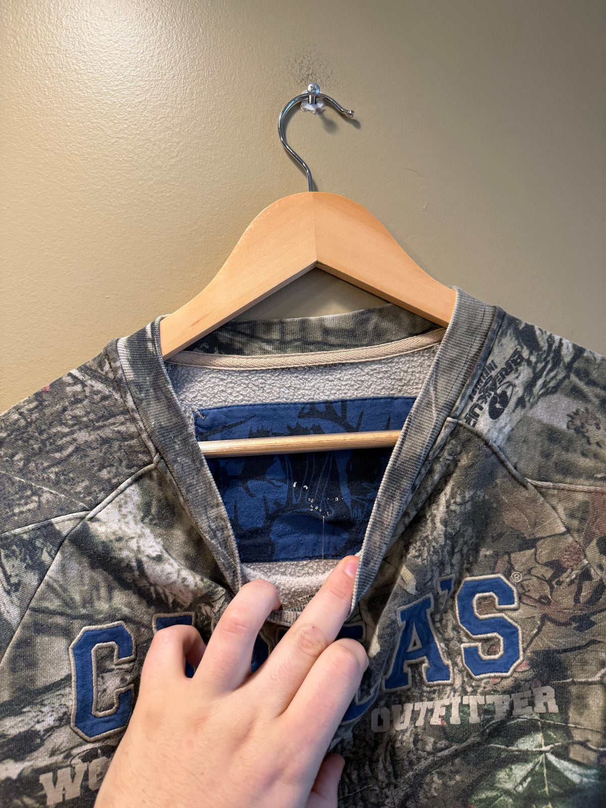 Vintage Cabela’s Blue Spellout Tree Camo Crewneck Sweatshirt- L