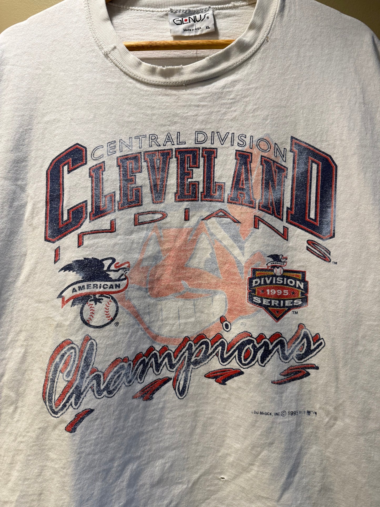 Vintage Cleveland Indians Central Division Champions Distressed T-Shirt- XL/XXL