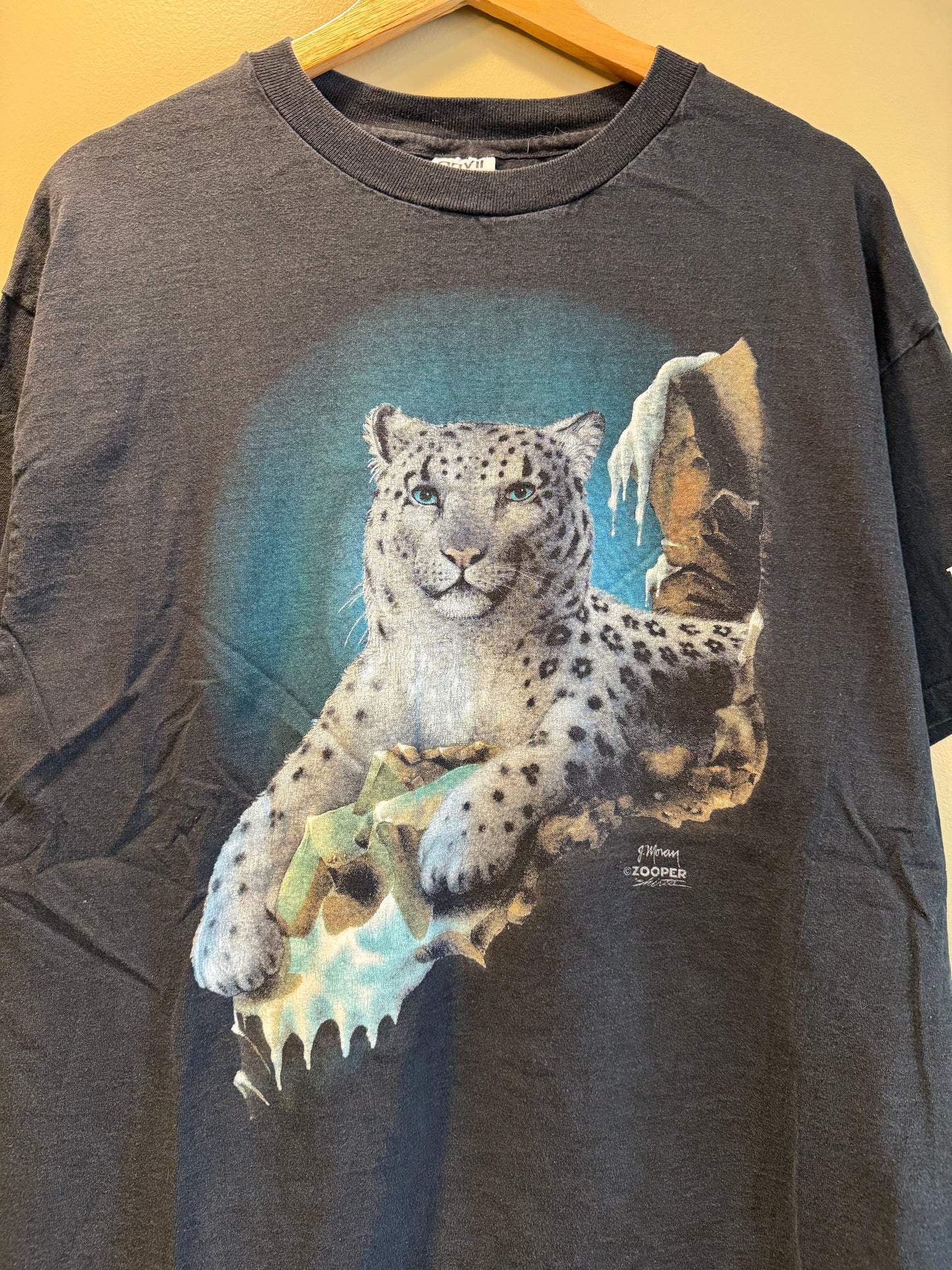 Vintage Snow Leopard Nature Black T-Shirt- XL