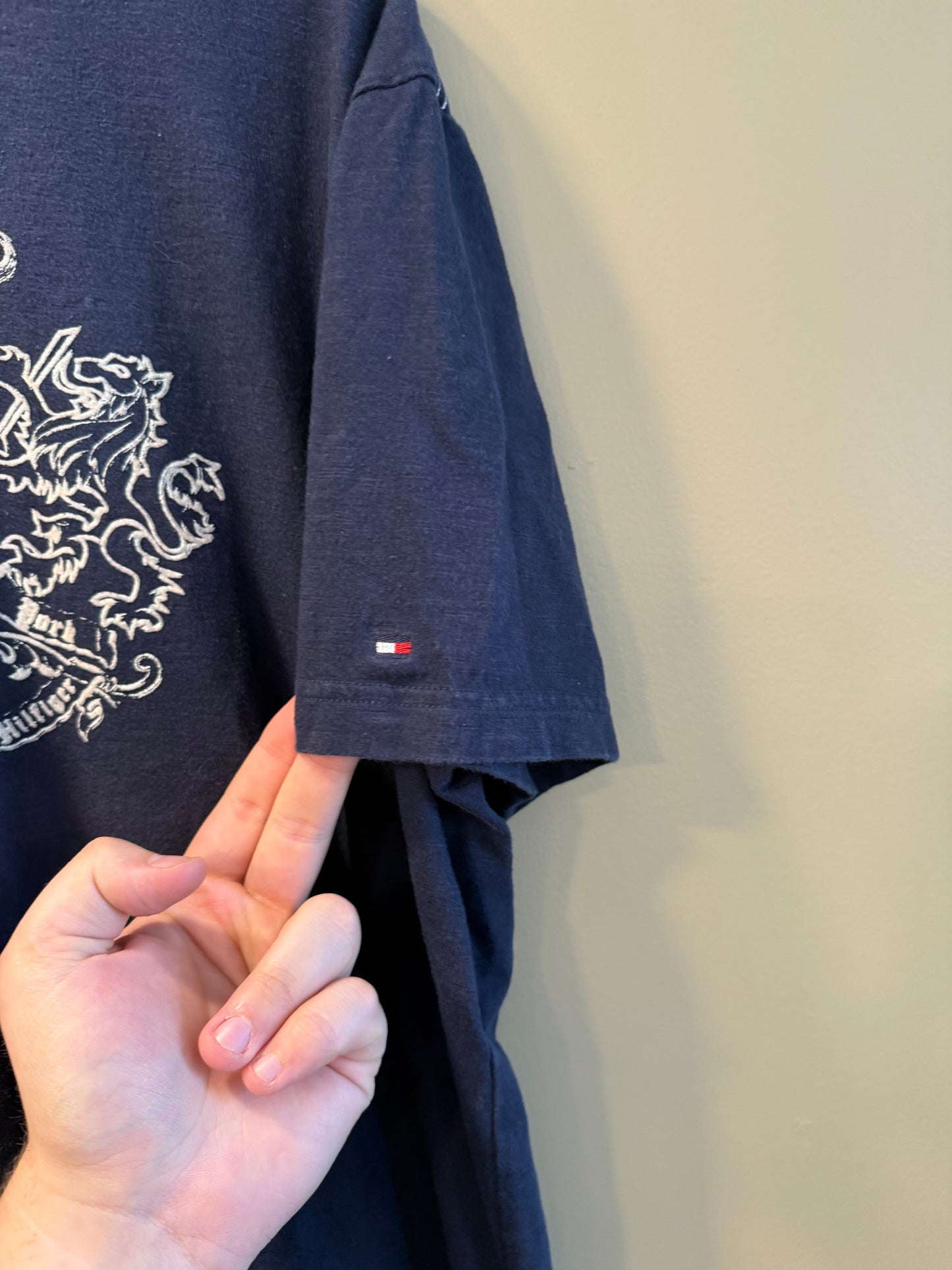 Vintage Y2K Tommy Hilfiger Crest Navy Blue T-Shirt- L